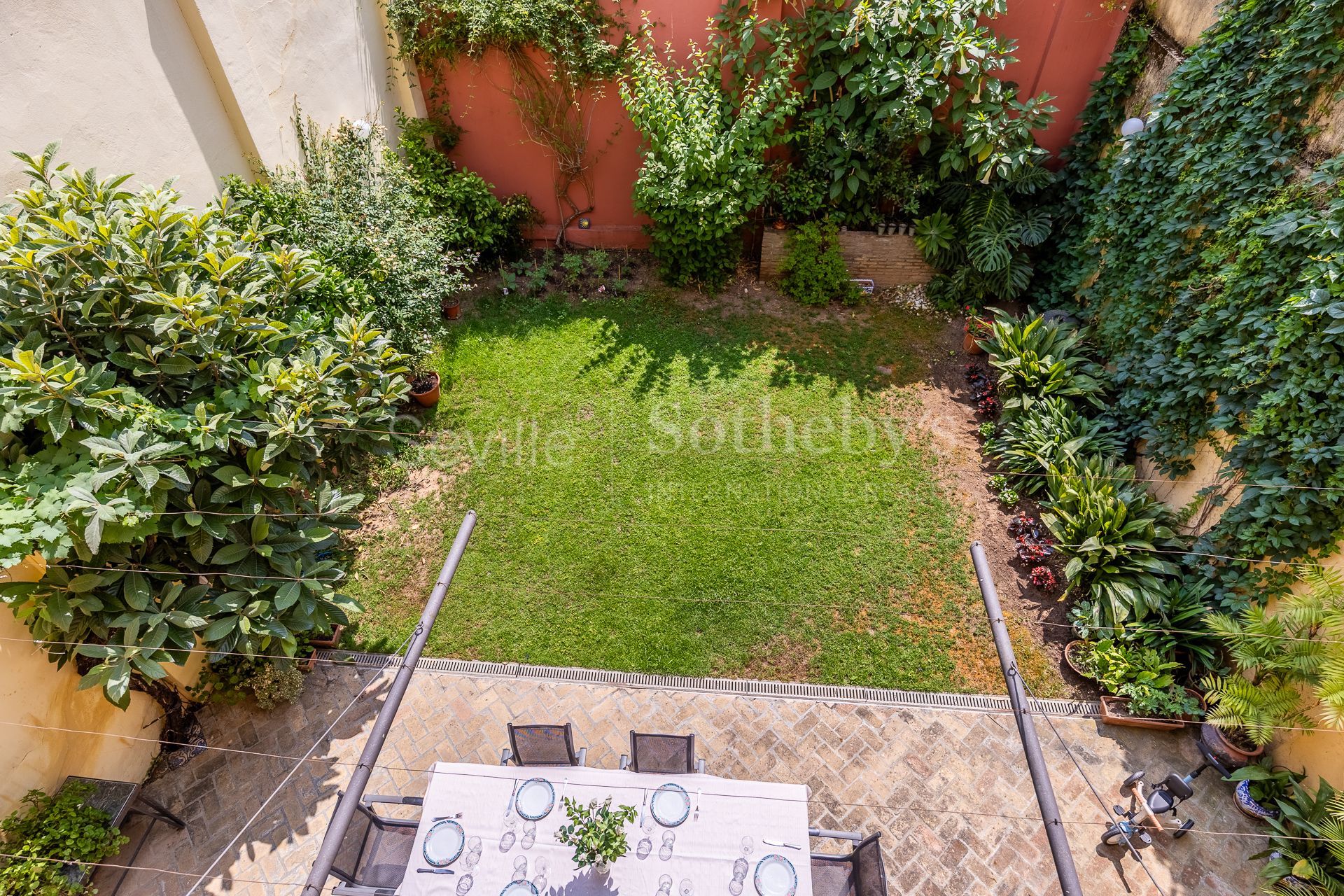 Exclusive family home with regionalist-style courtyard in the heart of Nervión