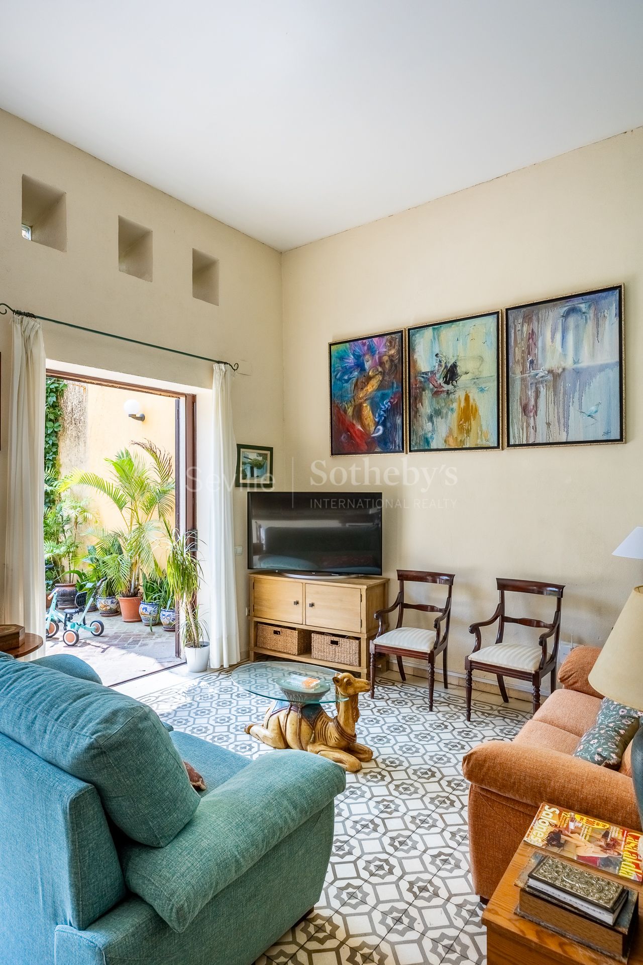 Exclusive family home with regionalist-style courtyard in the heart of Nervión