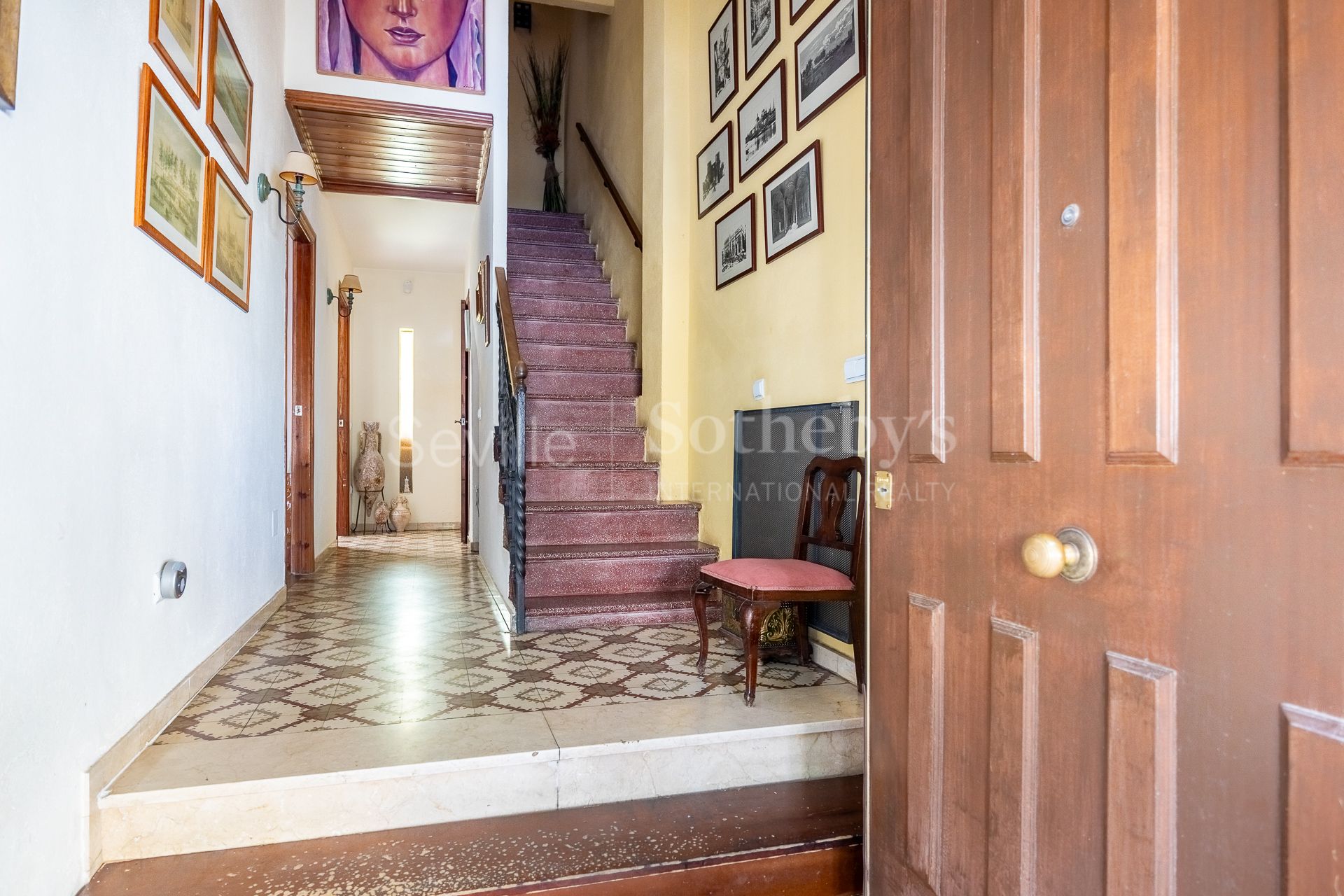 Exclusive family home with regionalist-style courtyard in the heart of Nervión