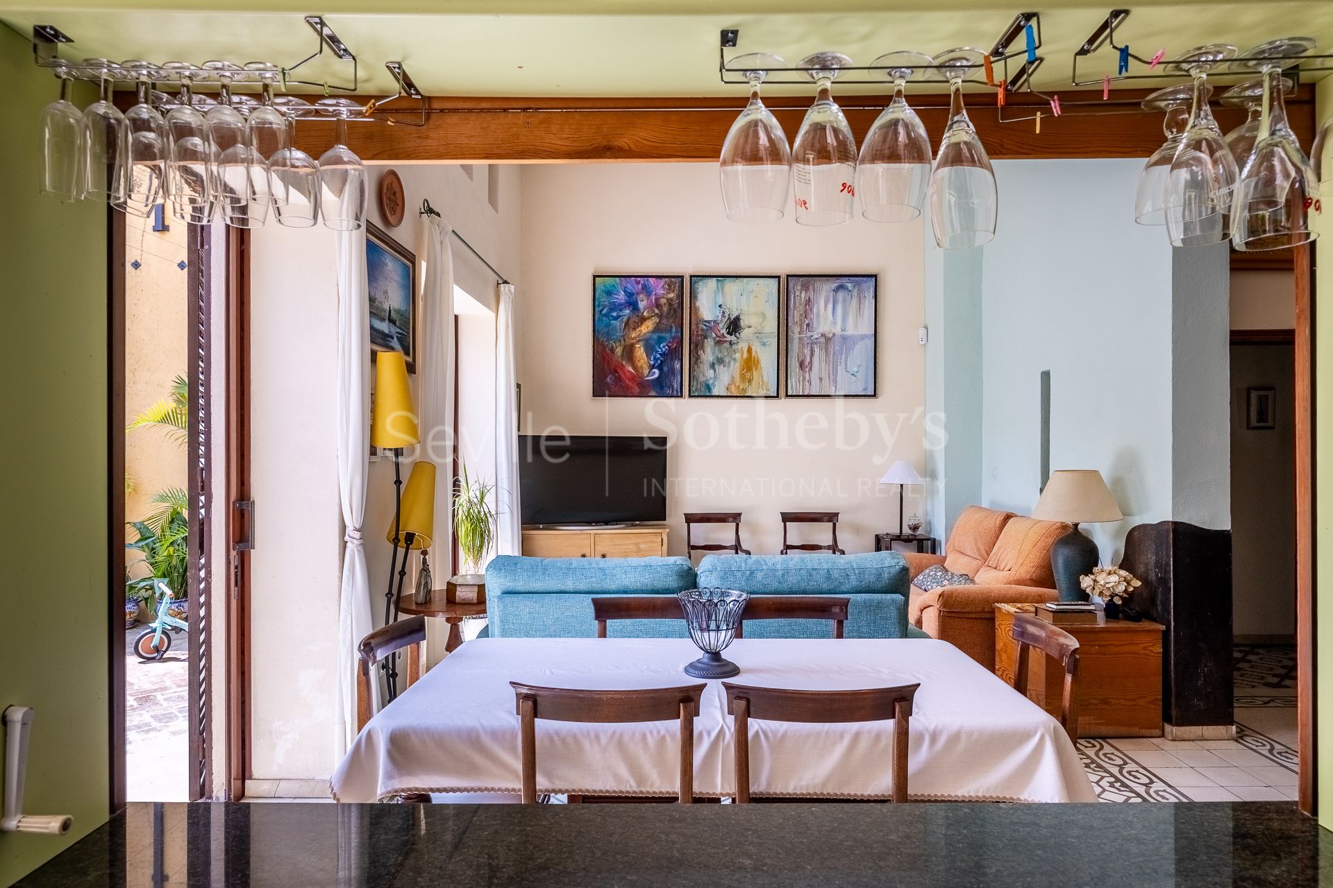 Exclusive family home with regionalist-style courtyard in the heart of Nervión