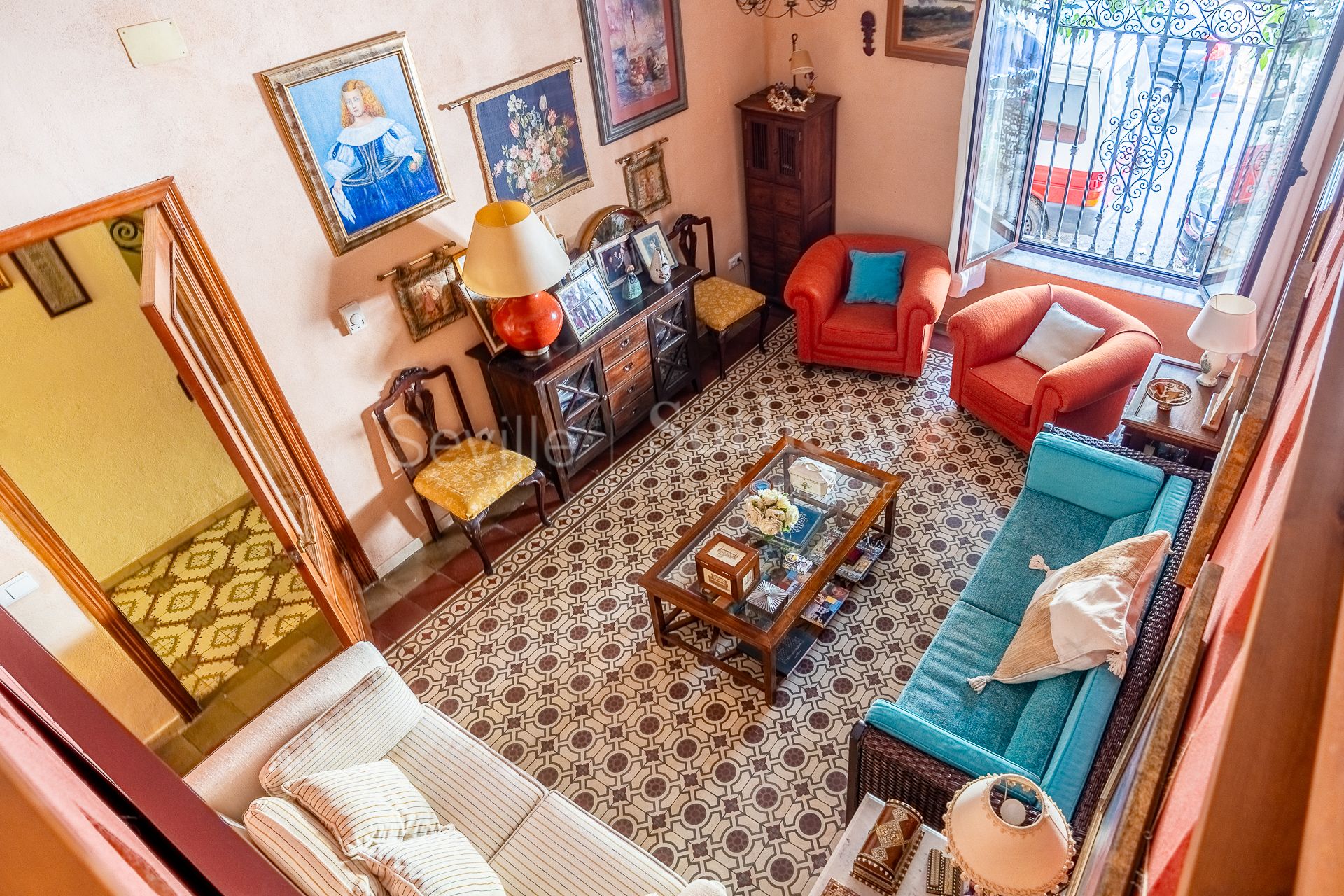 Exclusive family home with regionalist-style courtyard in the heart of Nervión