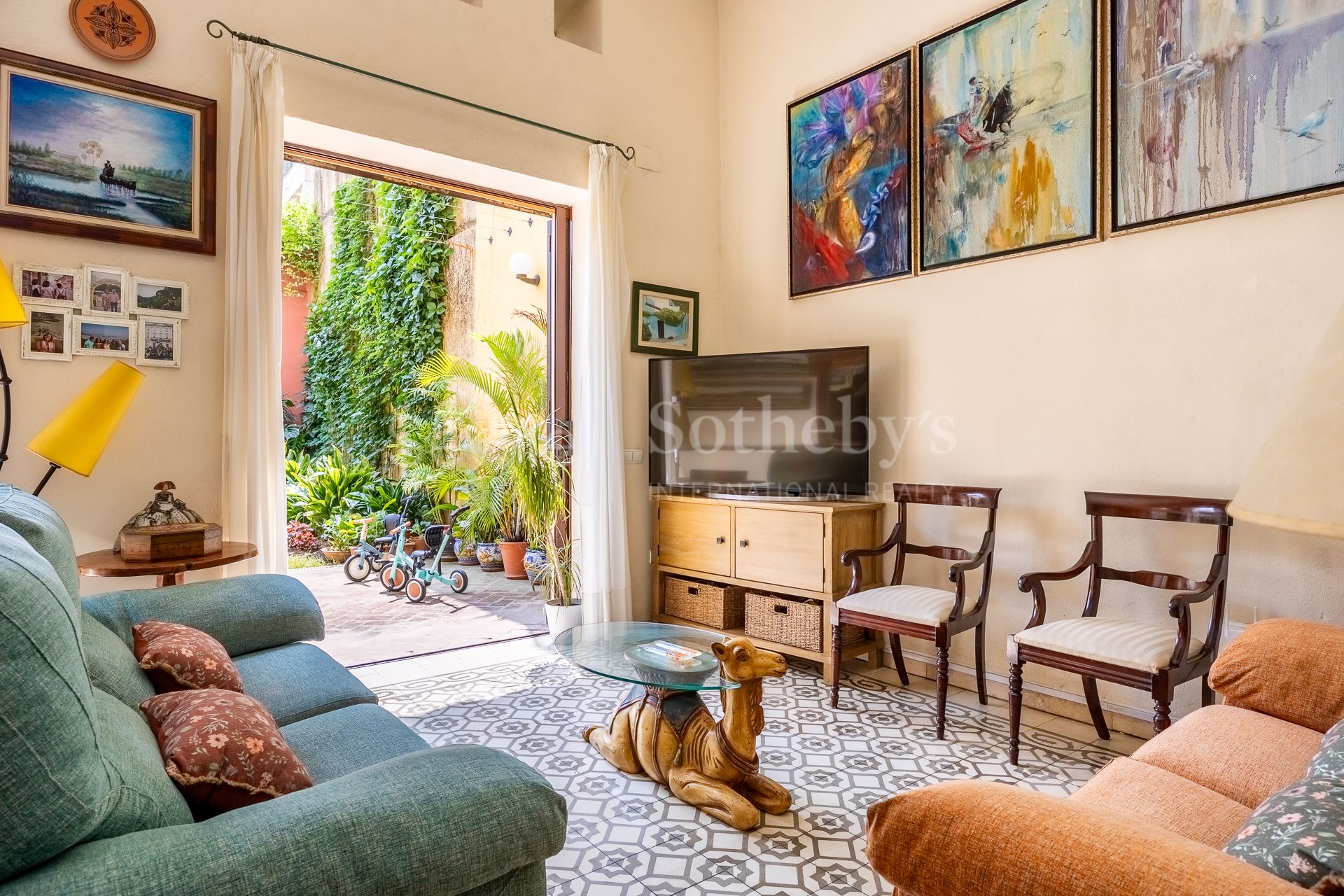 Exclusive family home with regionalist-style courtyard in the heart of Nervión