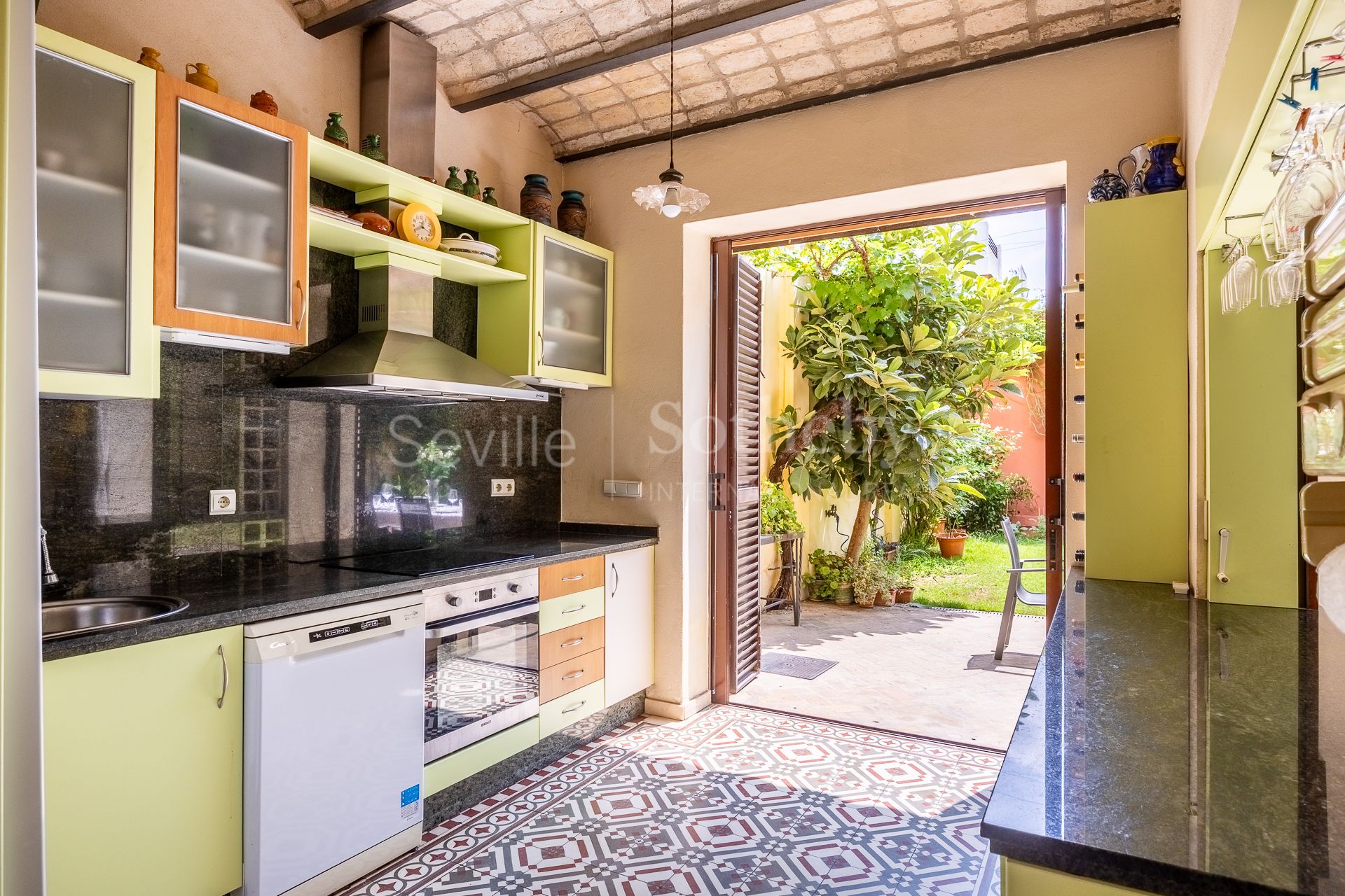 Exclusive family home with regionalist-style courtyard in the heart of Nervión