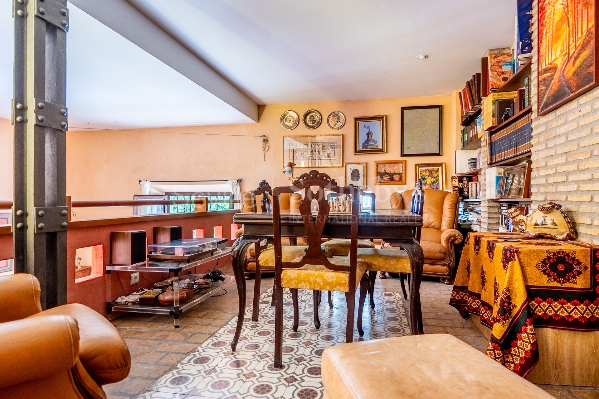 Exclusive family home with regionalist-style courtyard in the heart of Nervión