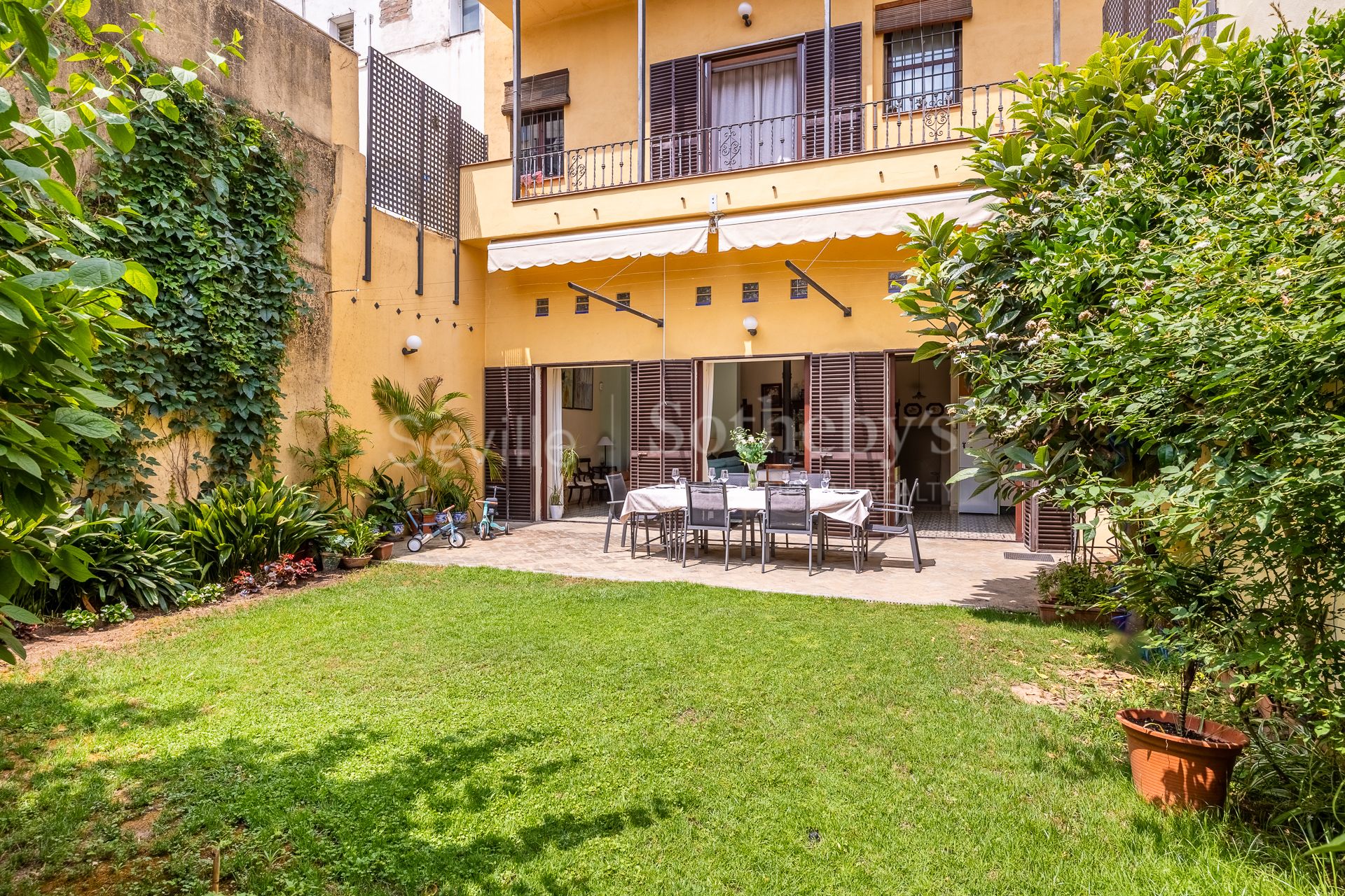 Exclusive family home with regionalist-style courtyard in the heart of Nervión