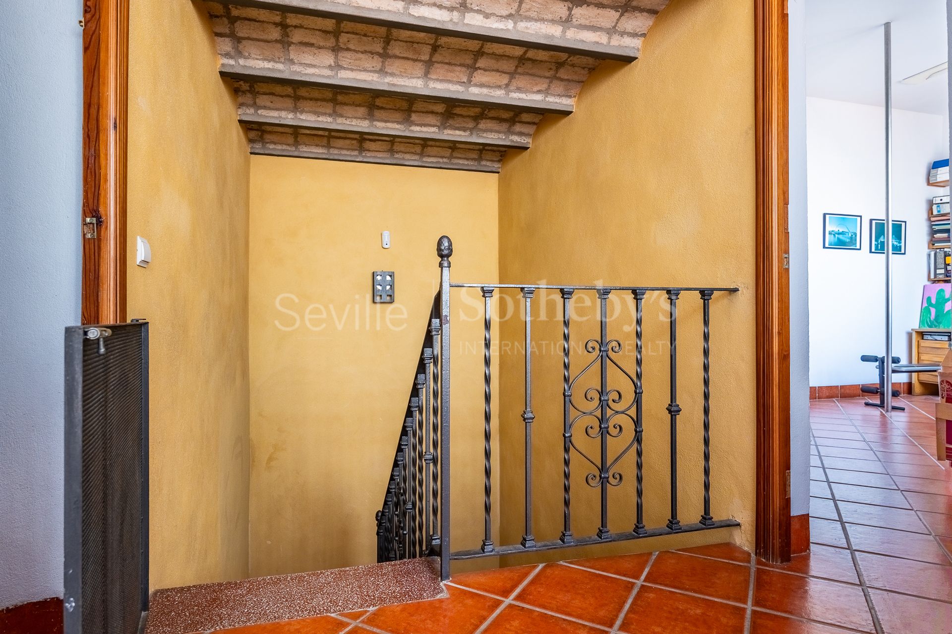 Exclusive family home with regionalist-style courtyard in the heart of Nervión
