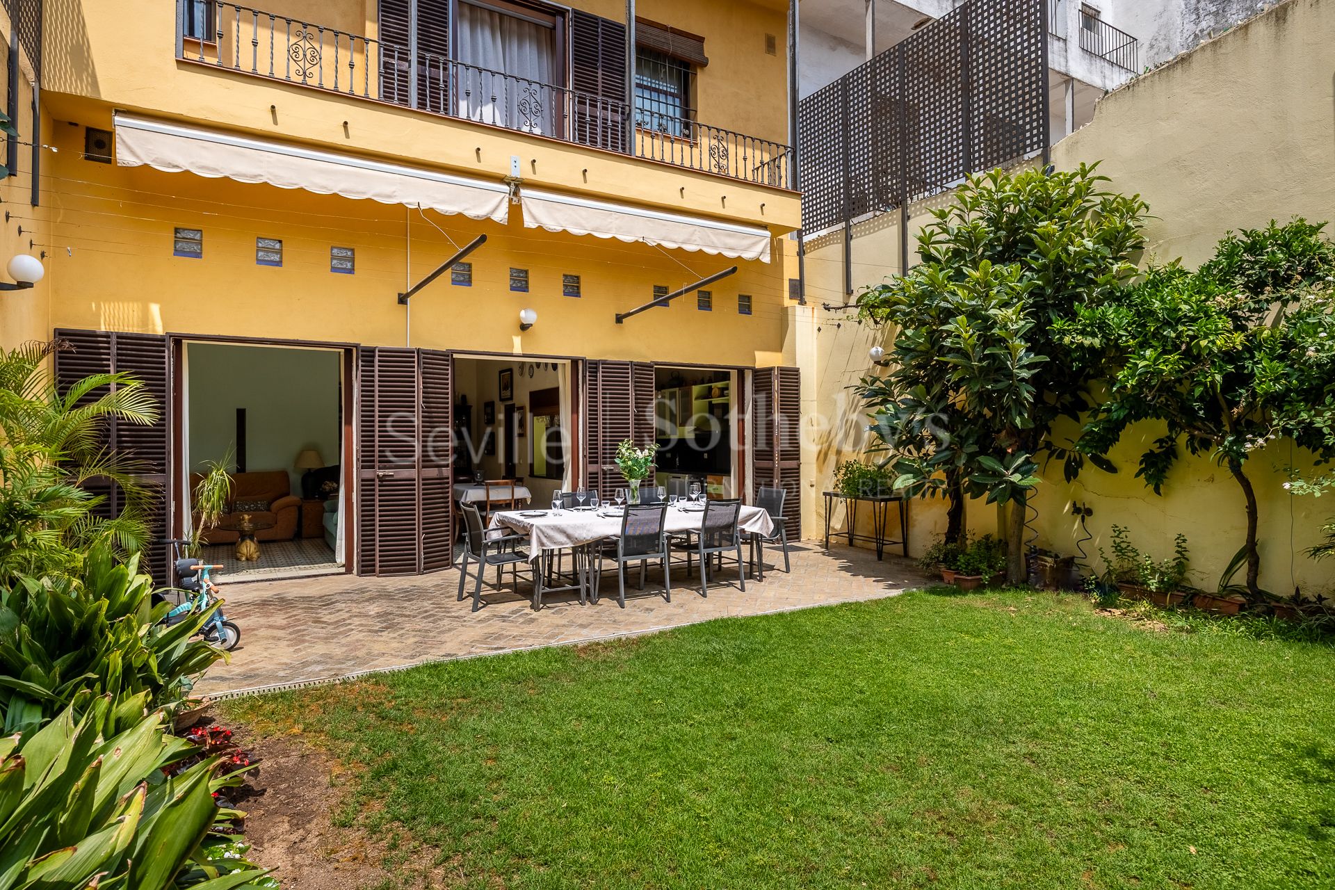 Exclusive family home with regionalist-style courtyard in the heart of Nervión