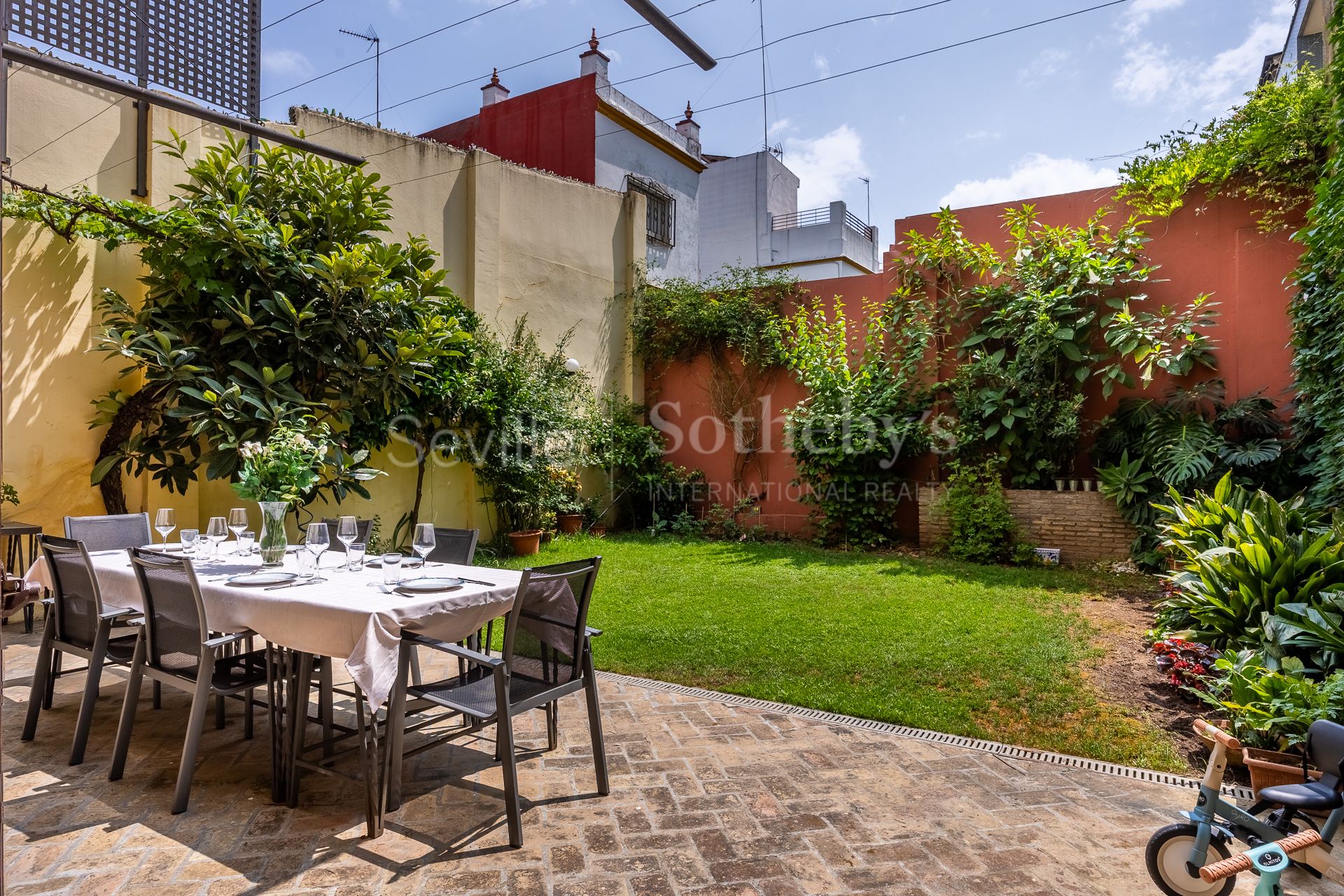 Exclusive family home with regionalist-style courtyard in the heart of Nervión