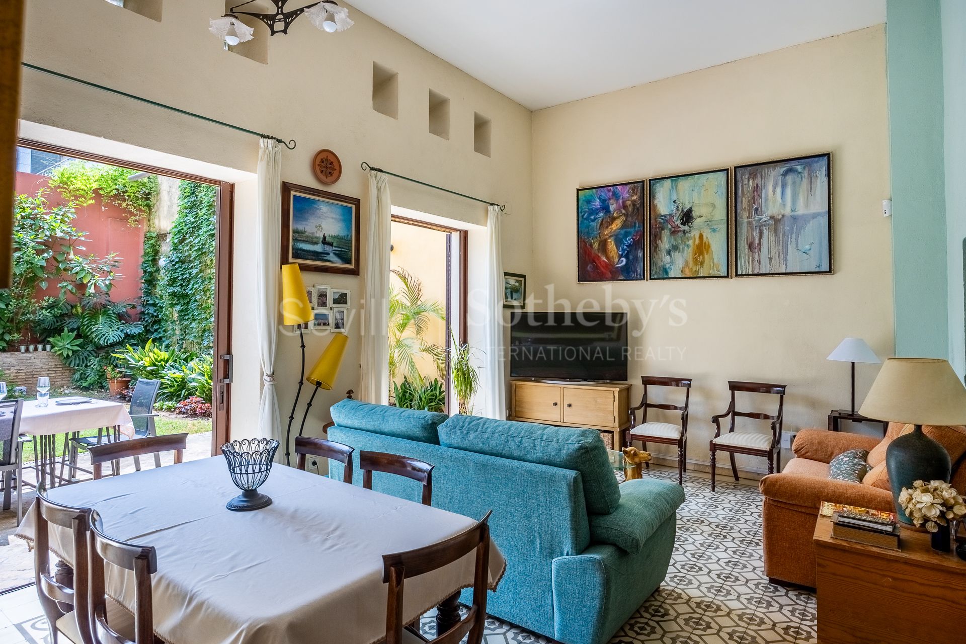 Exclusive family home with regionalist-style courtyard in the heart of Nervión