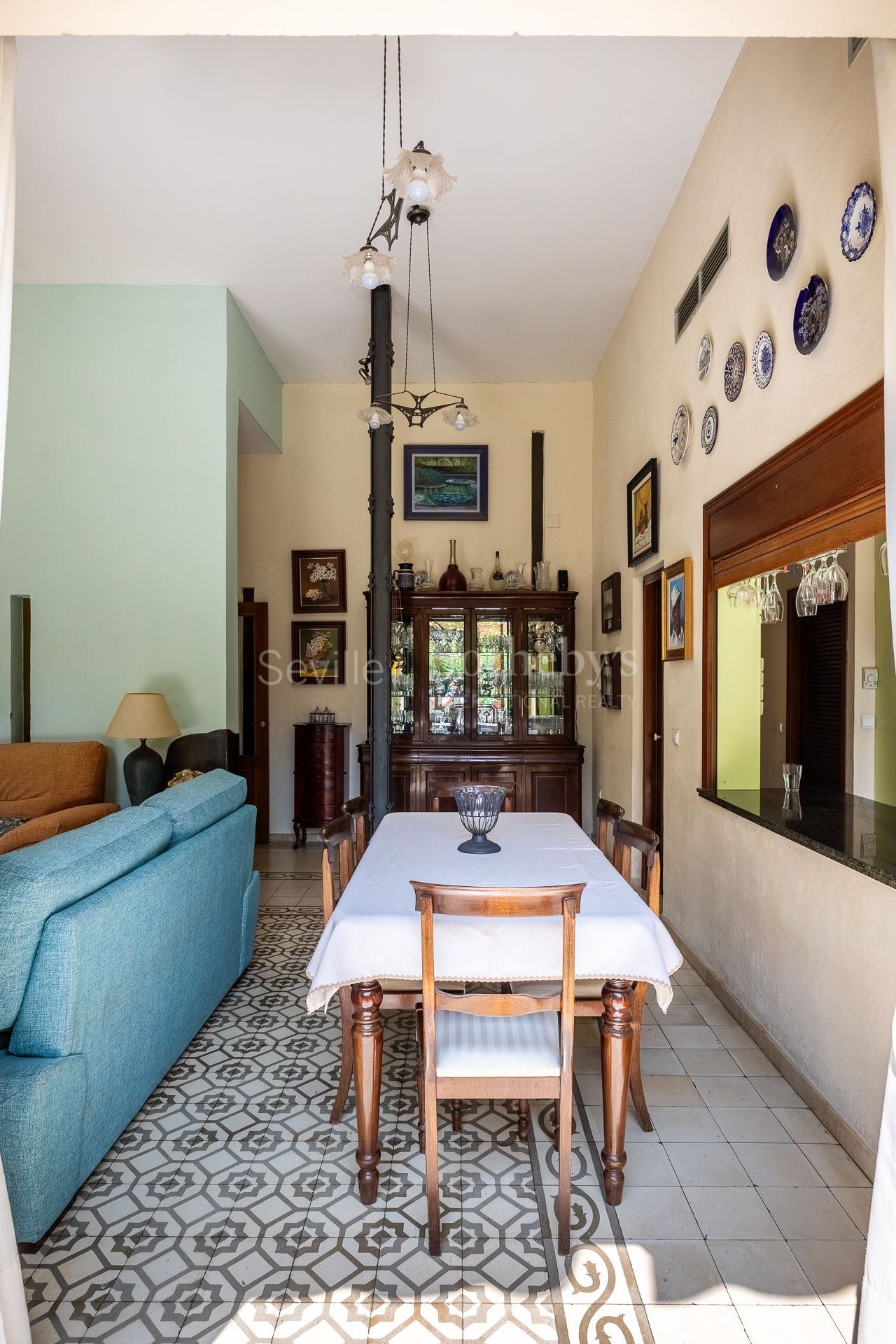 Exclusive family home with regionalist-style courtyard in the heart of Nervión