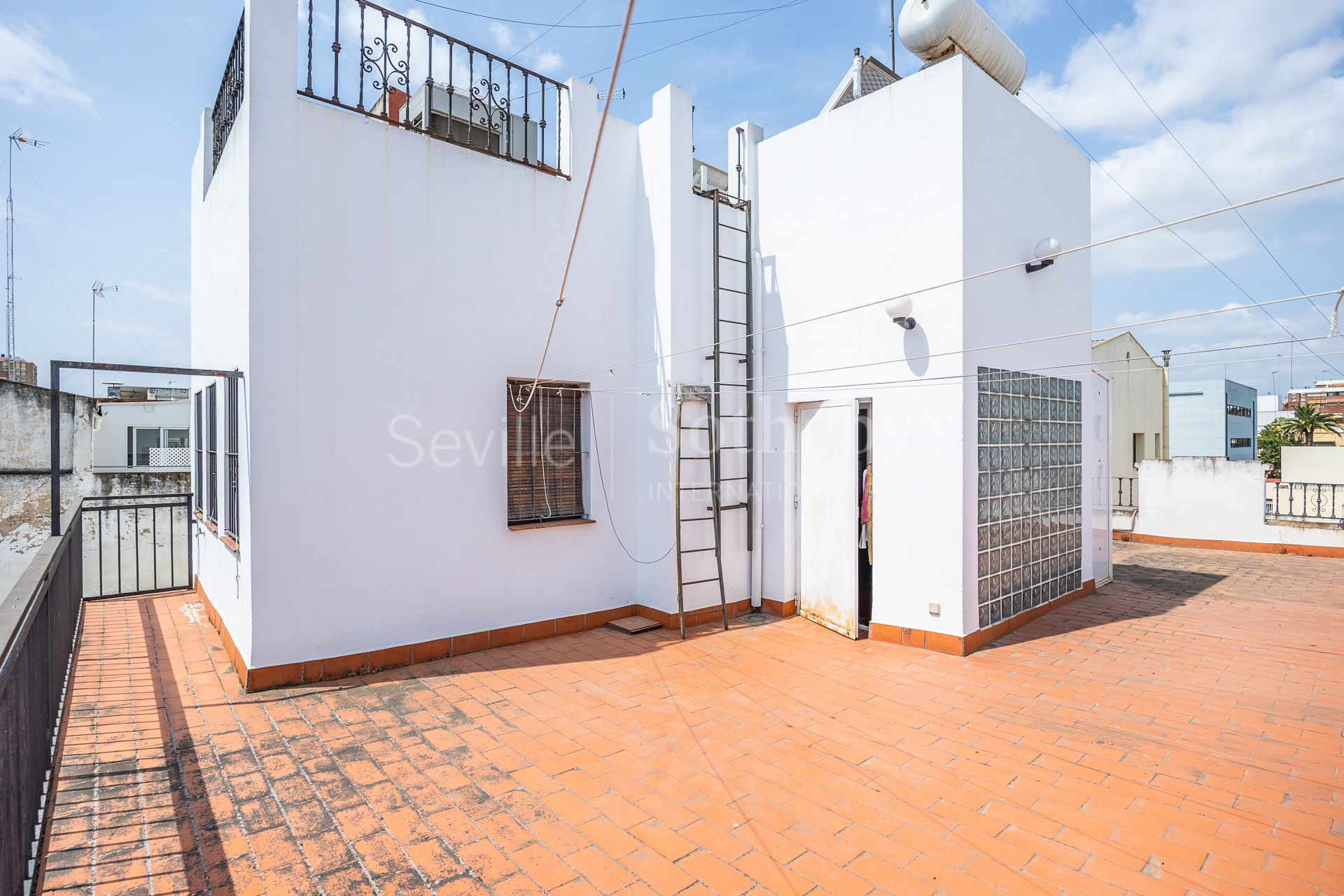 Exclusive family home with regionalist-style courtyard in the heart of Nervión