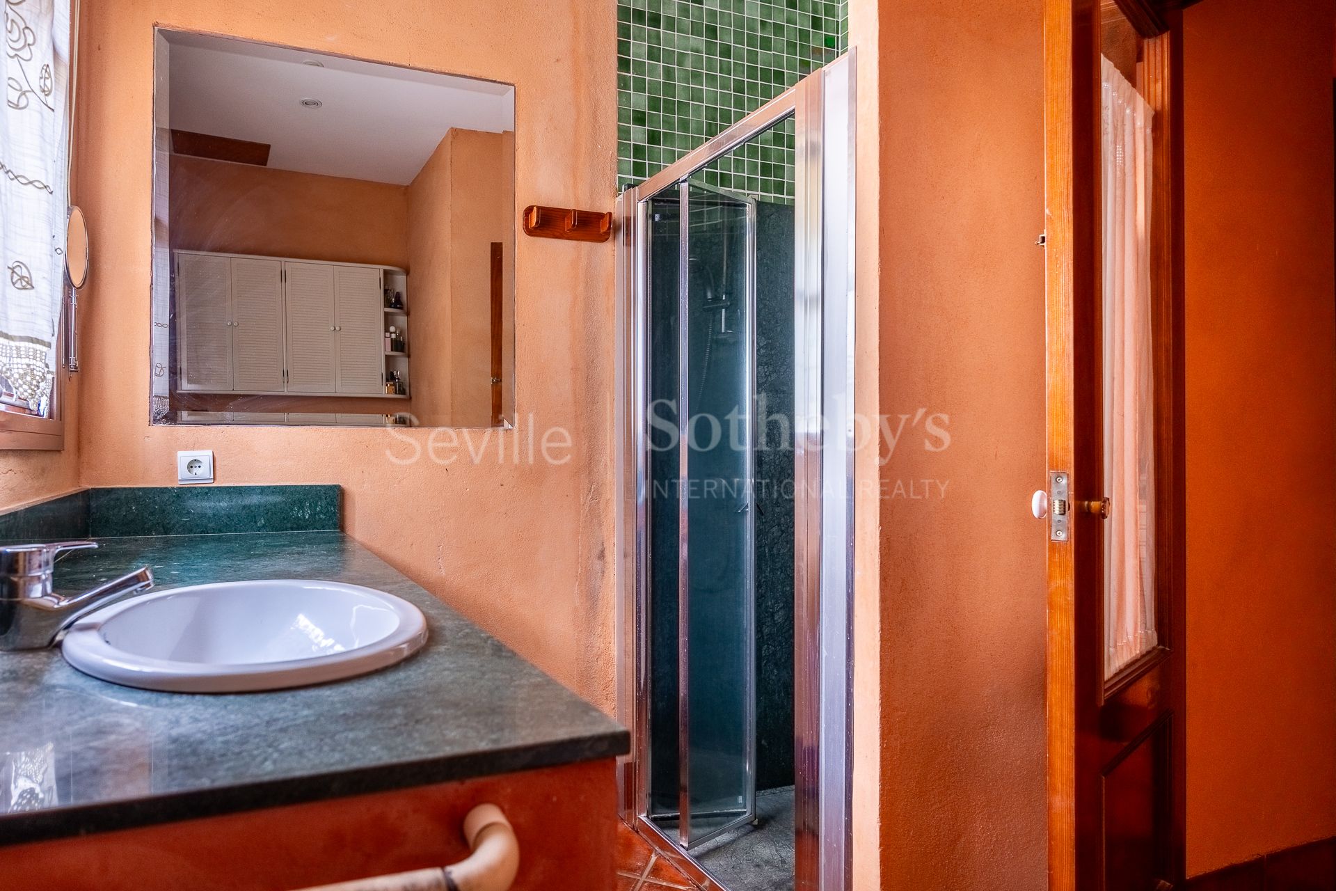 Exclusive family home with regionalist-style courtyard in the heart of Nervión