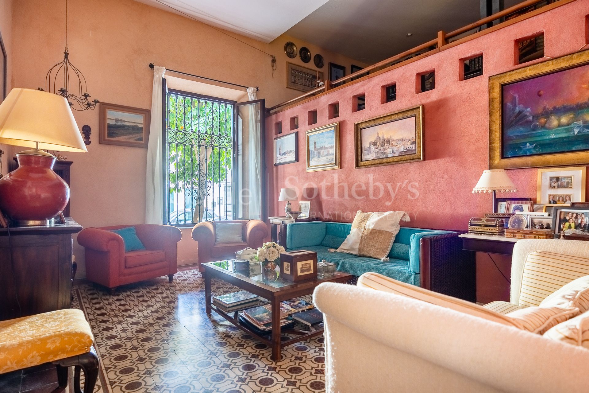 Exclusive family home with regionalist-style courtyard in the heart of Nervión