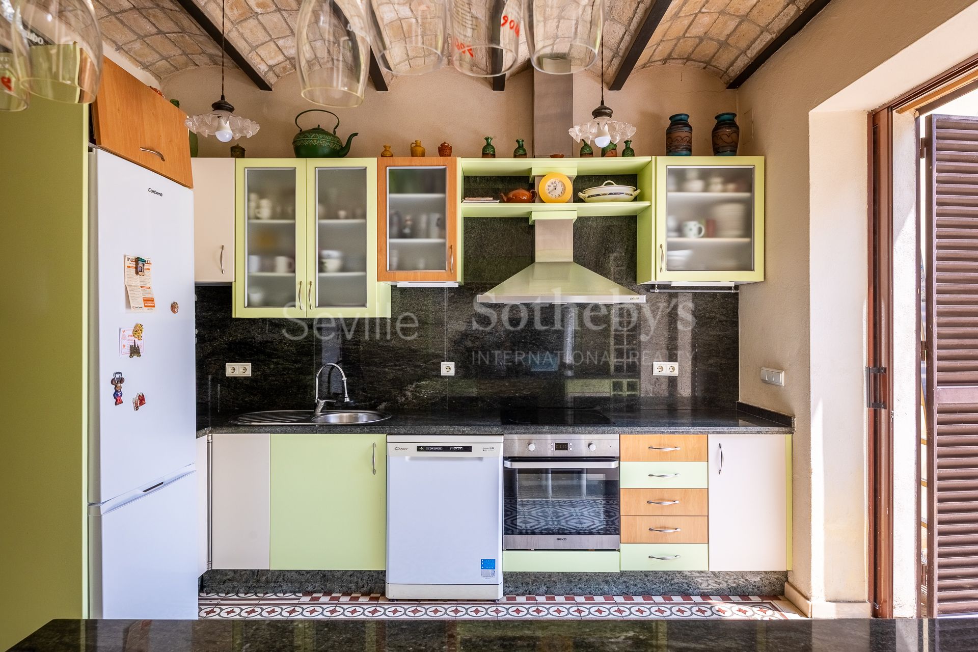 Exclusive family home with regionalist-style courtyard in the heart of Nervión