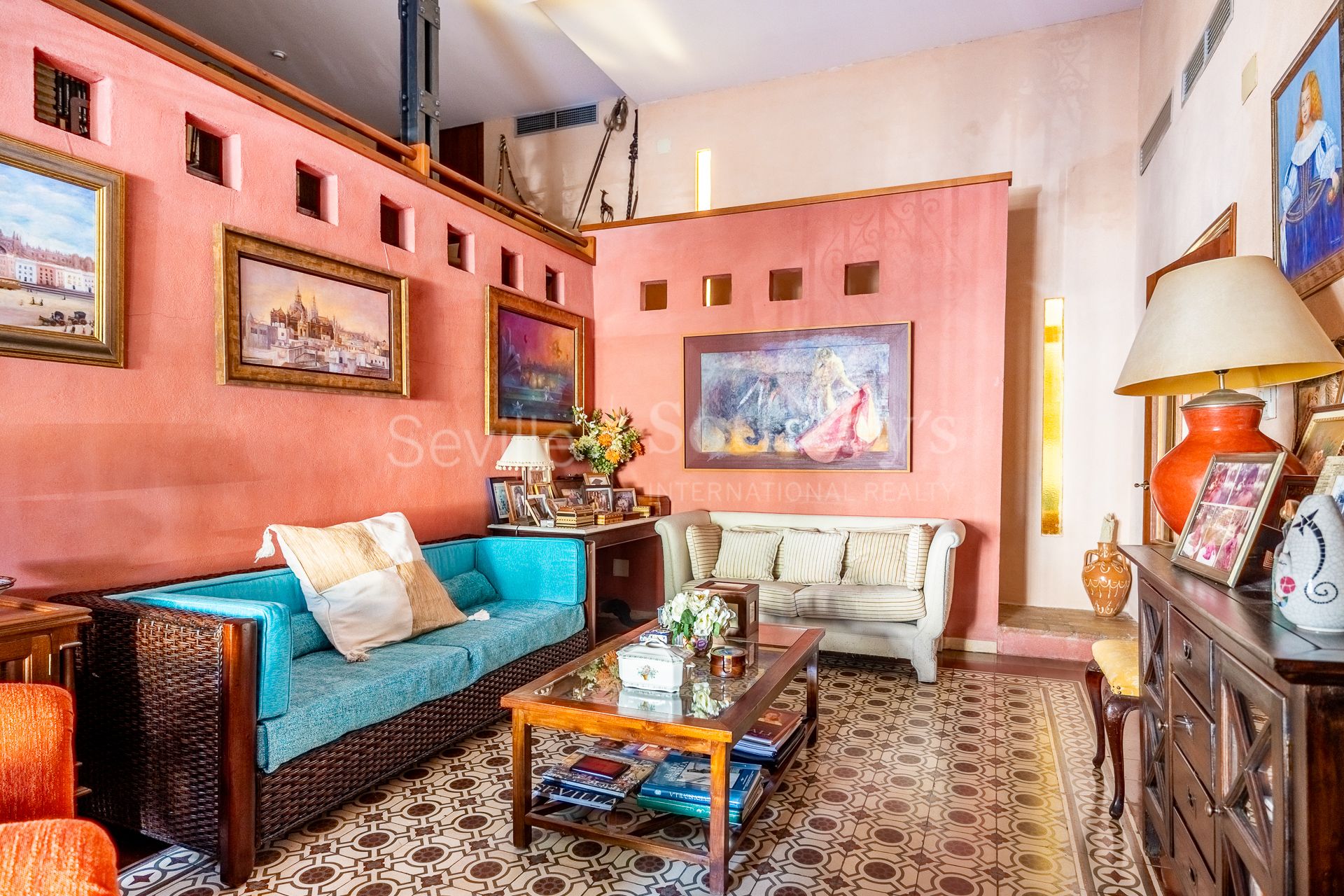 Exclusive family home with regionalist-style courtyard in the heart of Nervión