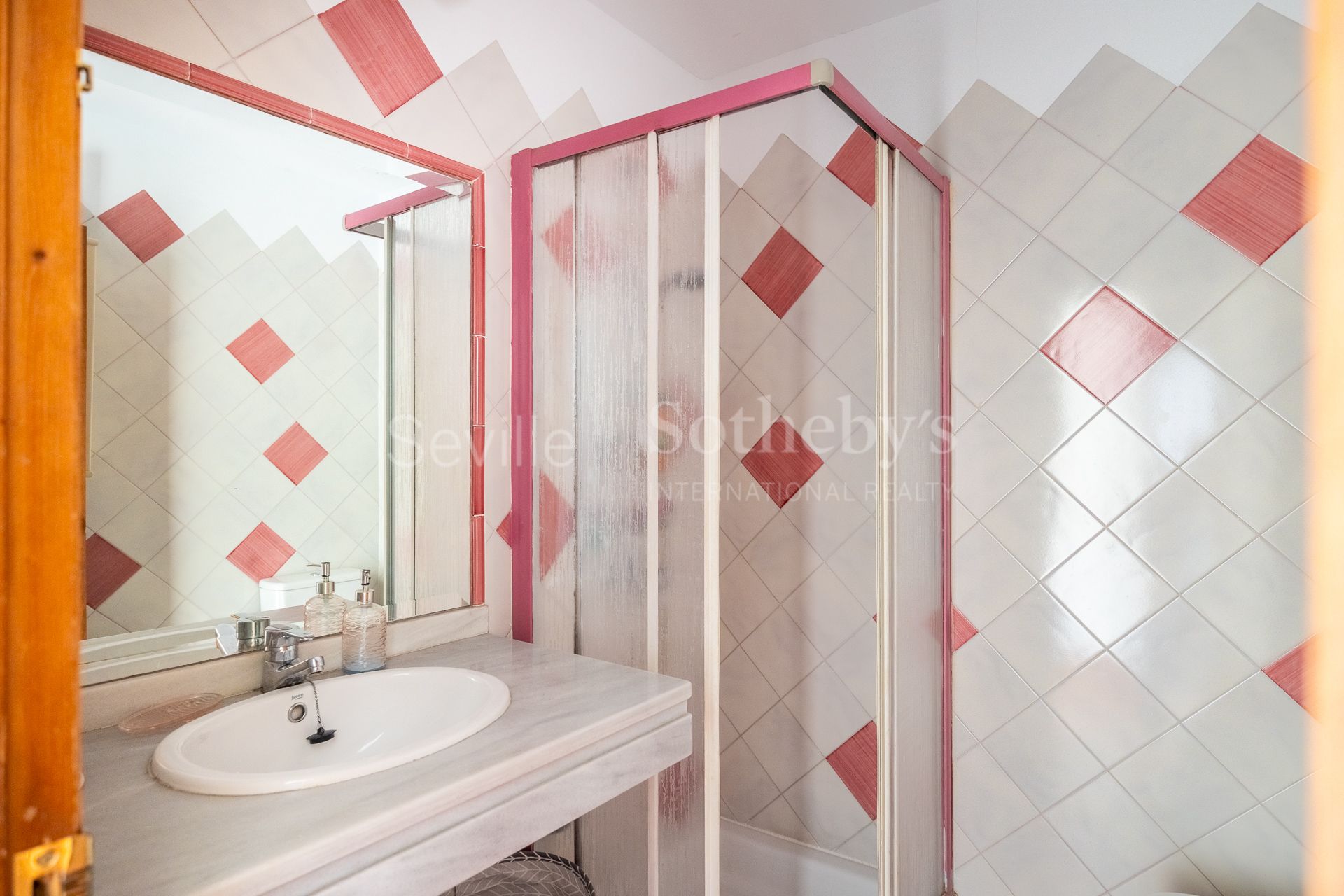 Exclusive family home with regionalist-style courtyard in the heart of Nervión