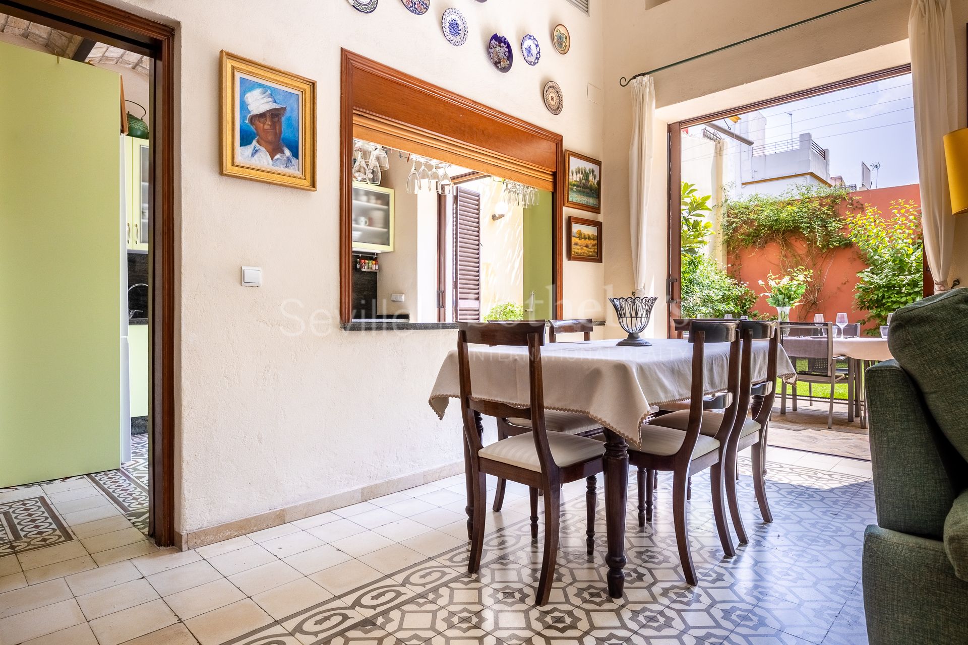 Exclusive family home with regionalist-style courtyard in the heart of Nervión