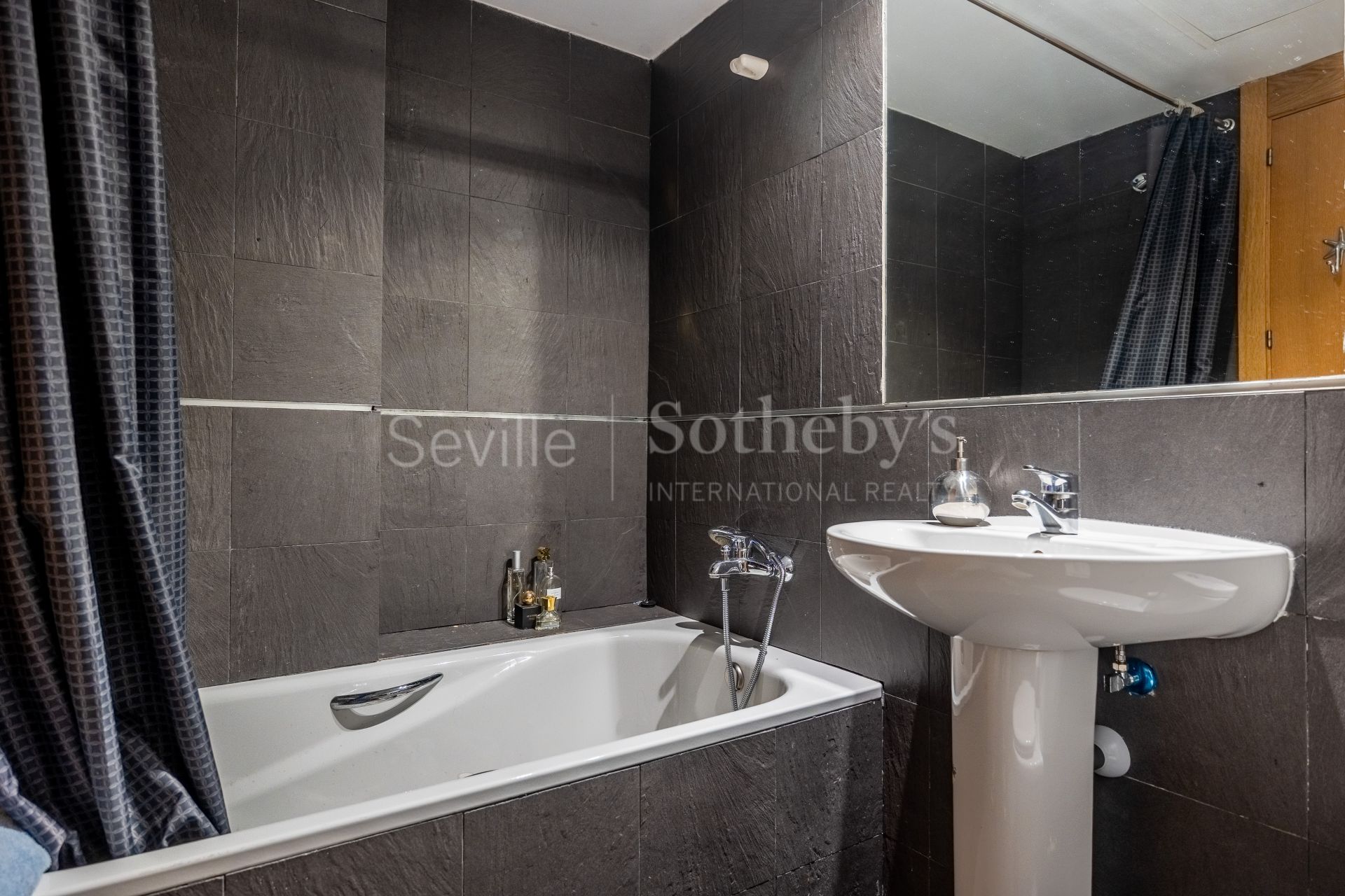 Ático con terraza y piscina privada en Camas