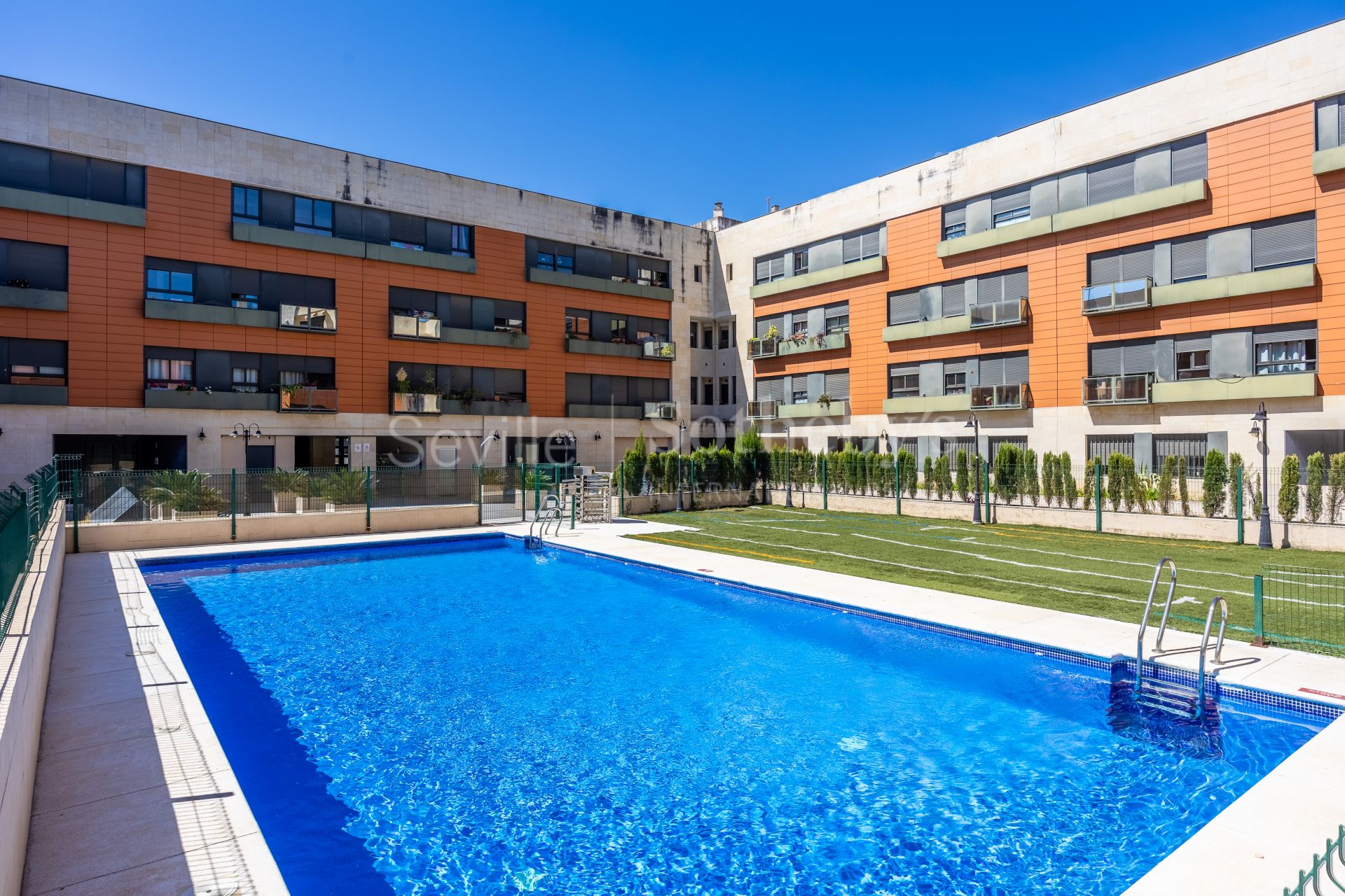 Ático con terraza y piscina privada en Camas