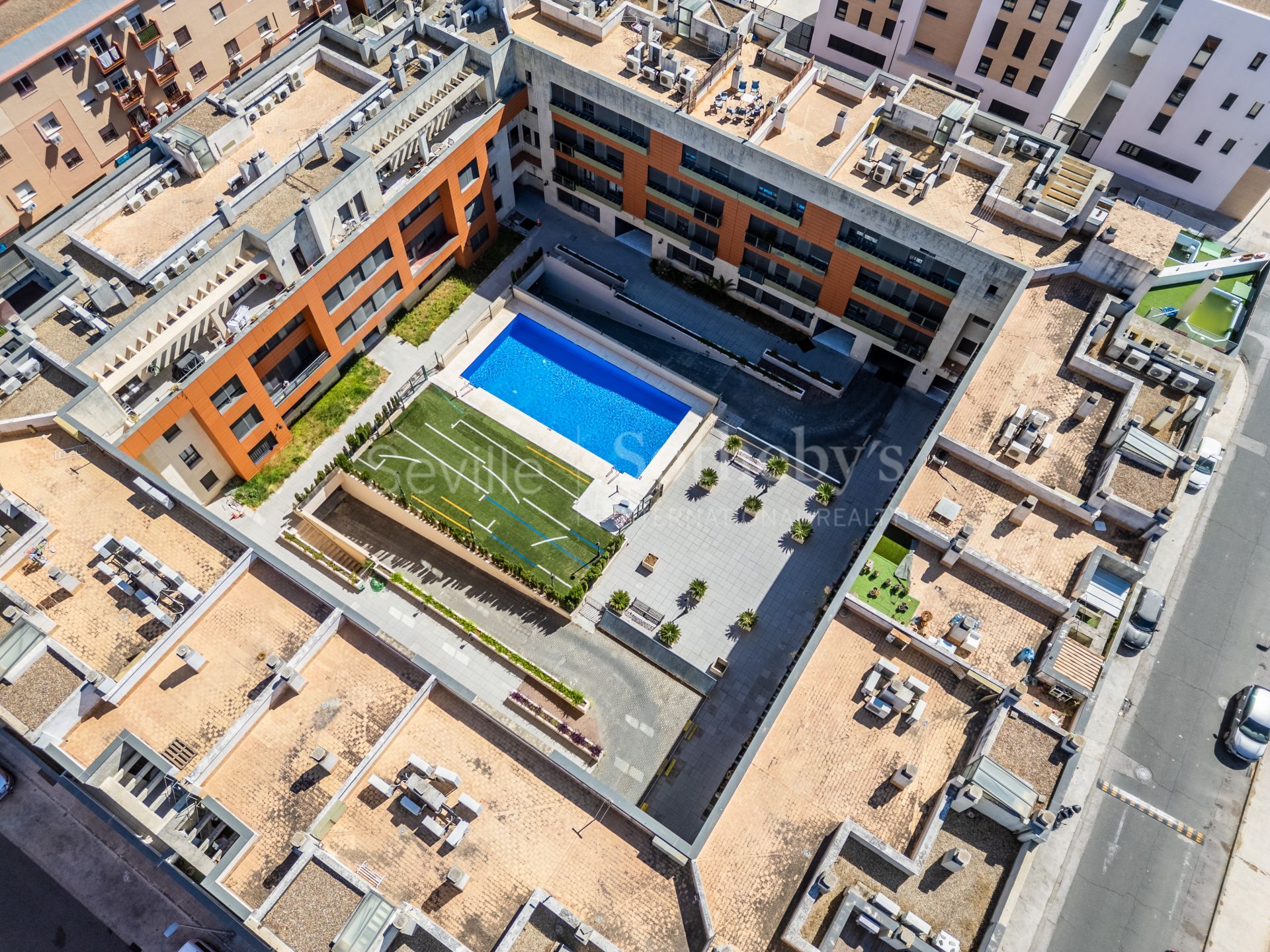 Ático con terraza y piscina privada en Camas