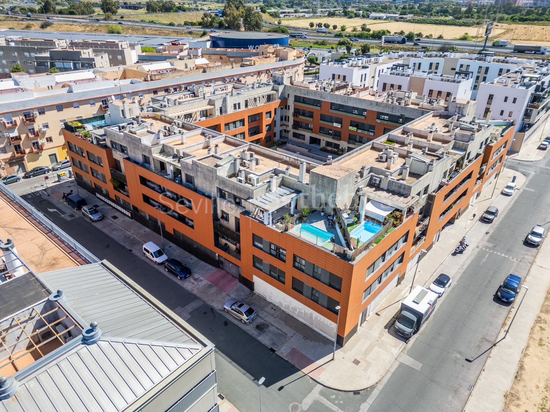 Ático con terraza y piscina privada en Camas