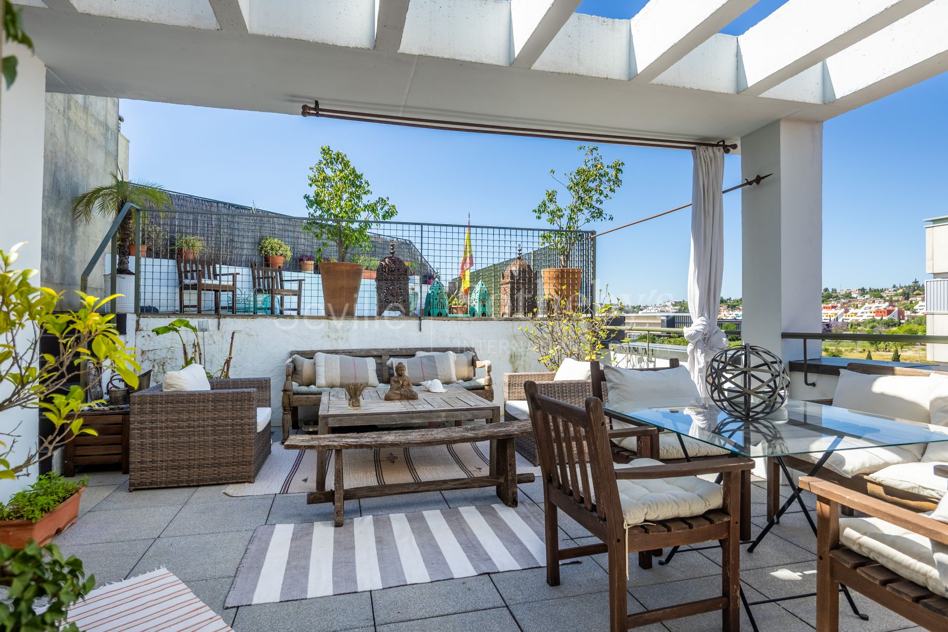 Ático con terraza y piscina privada en Camas