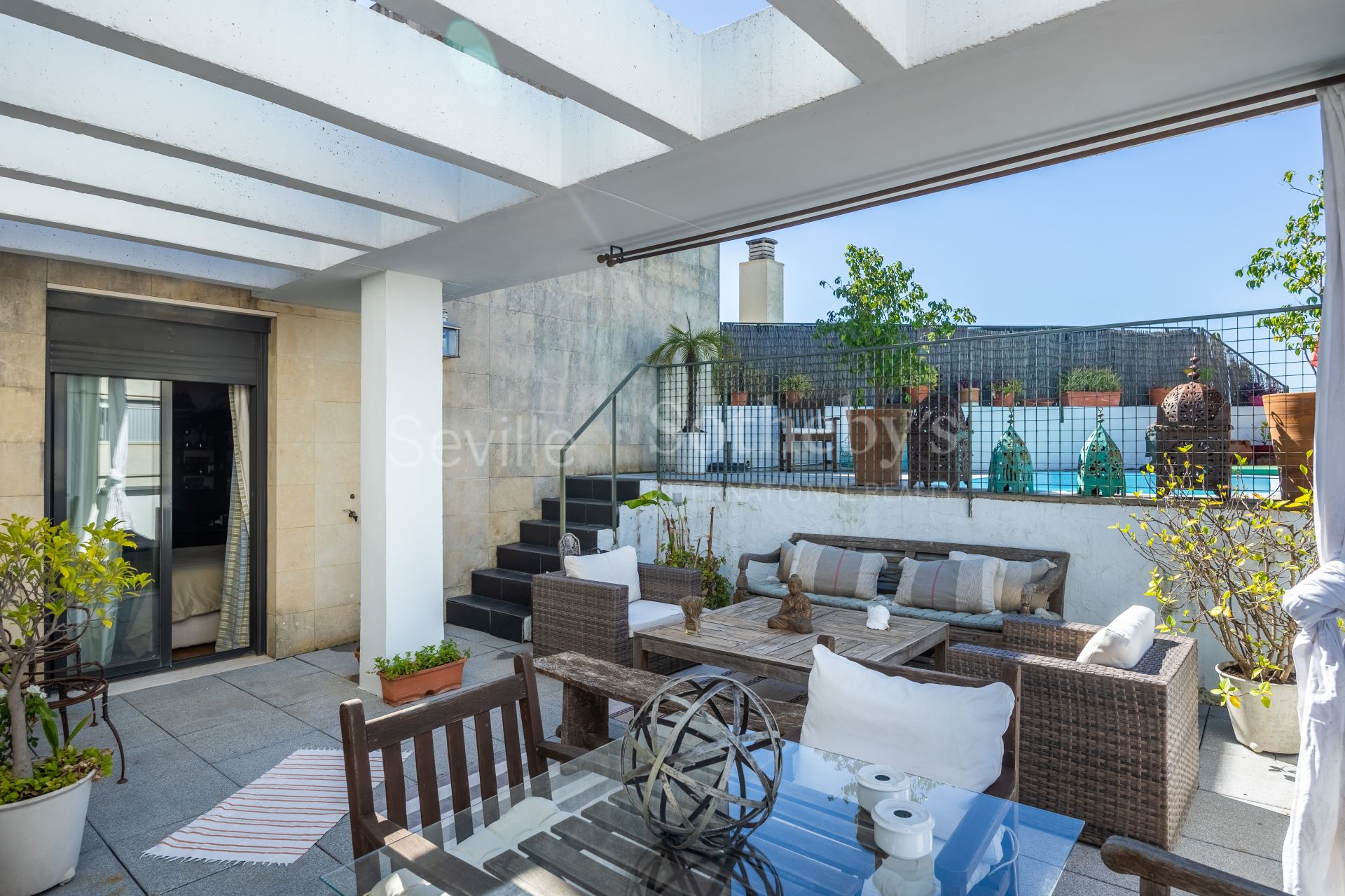 Ático con terraza y piscina privada en Camas