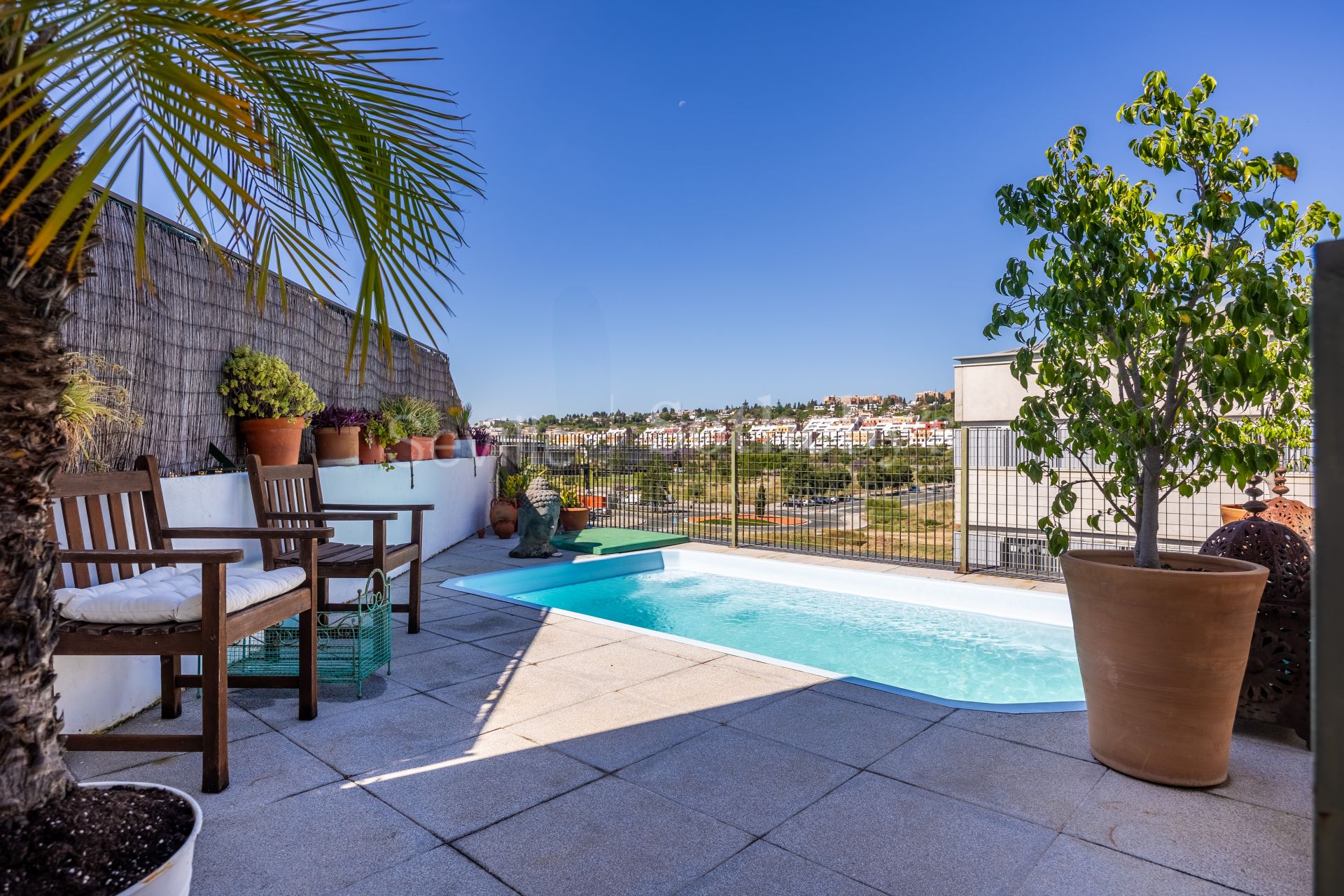 Ático con terraza y piscina privada en Camas