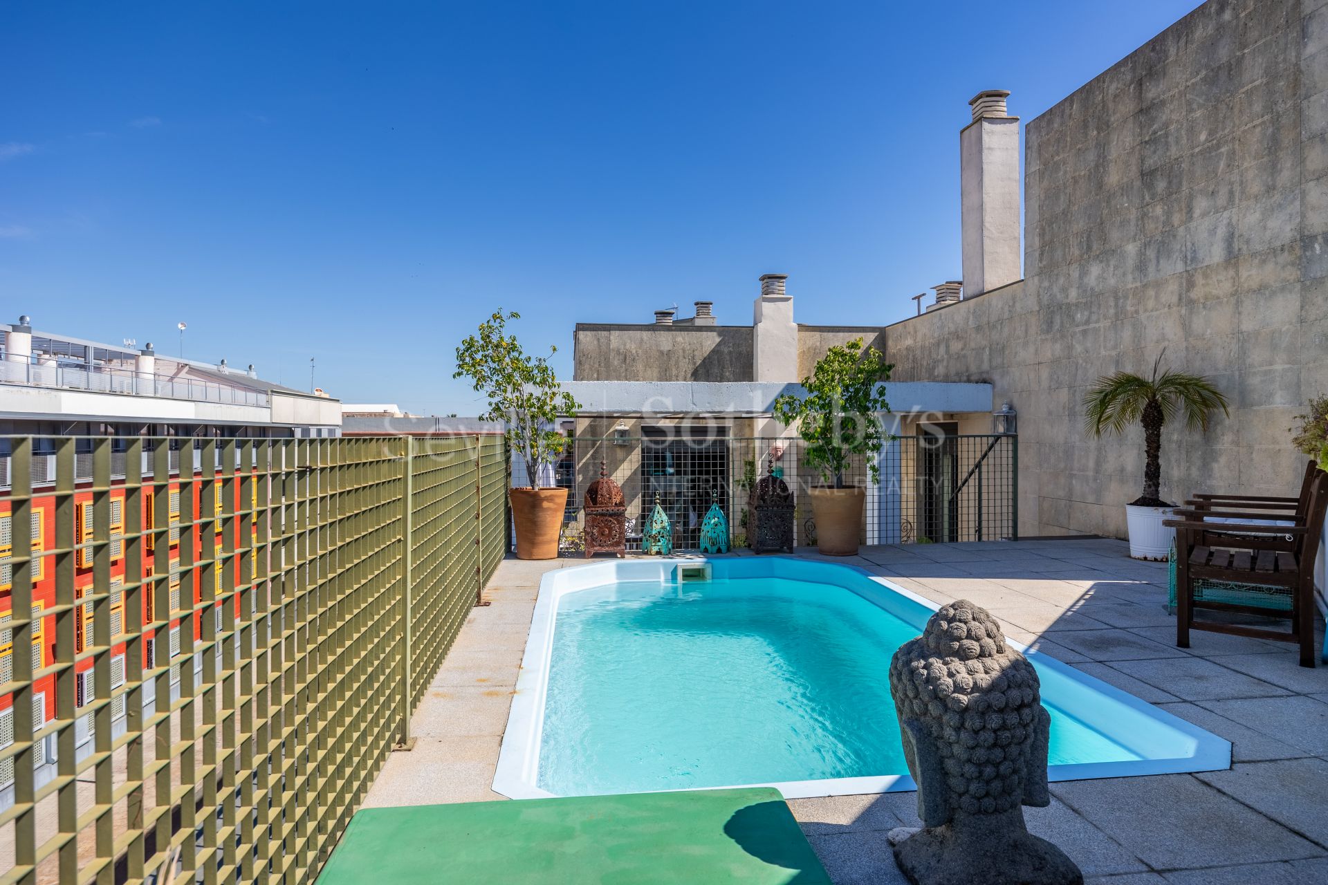 Ático con terraza y piscina privada en Camas