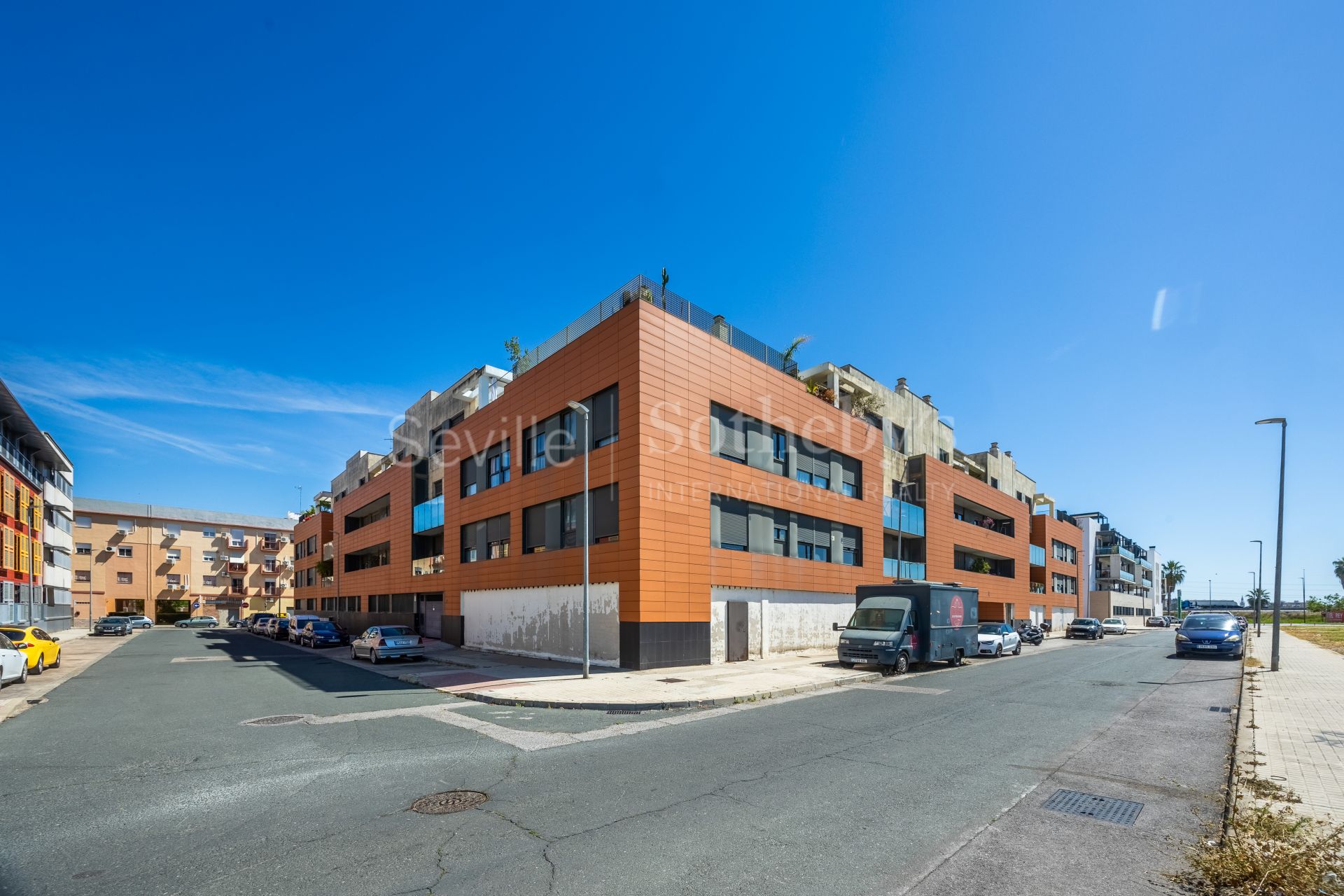 Ático con terraza y piscina privada en Camas