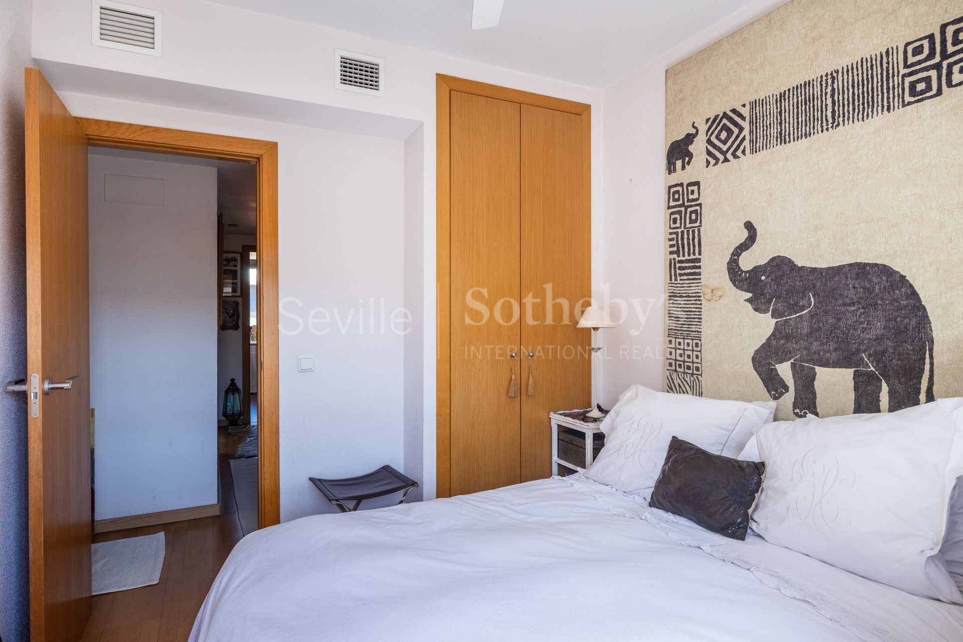 Ático con terraza y piscina privada en Camas