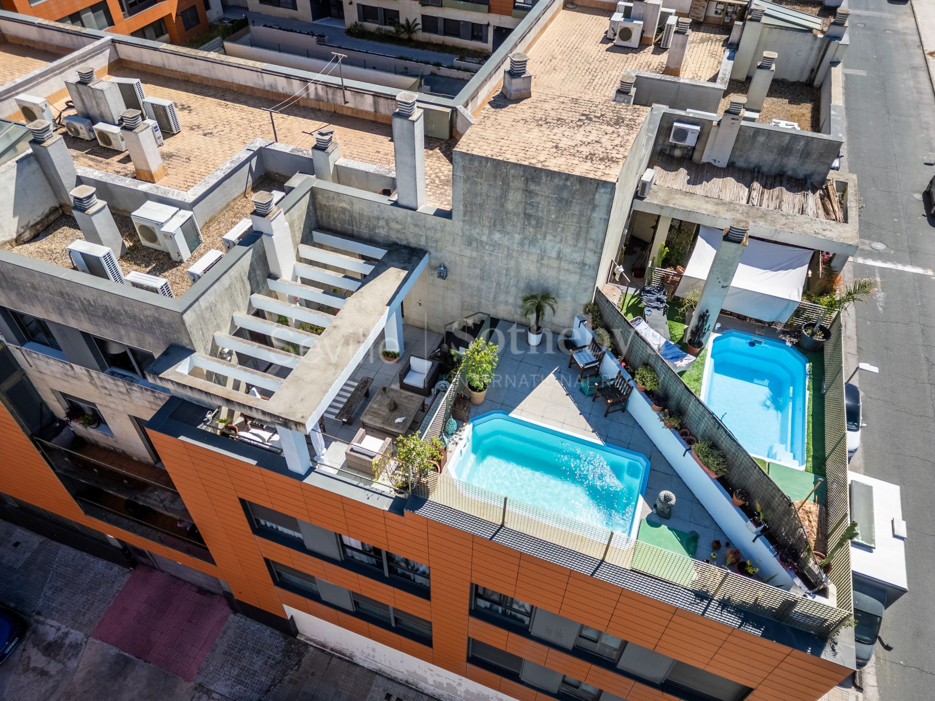 Ático con terraza y piscina privada en Camas