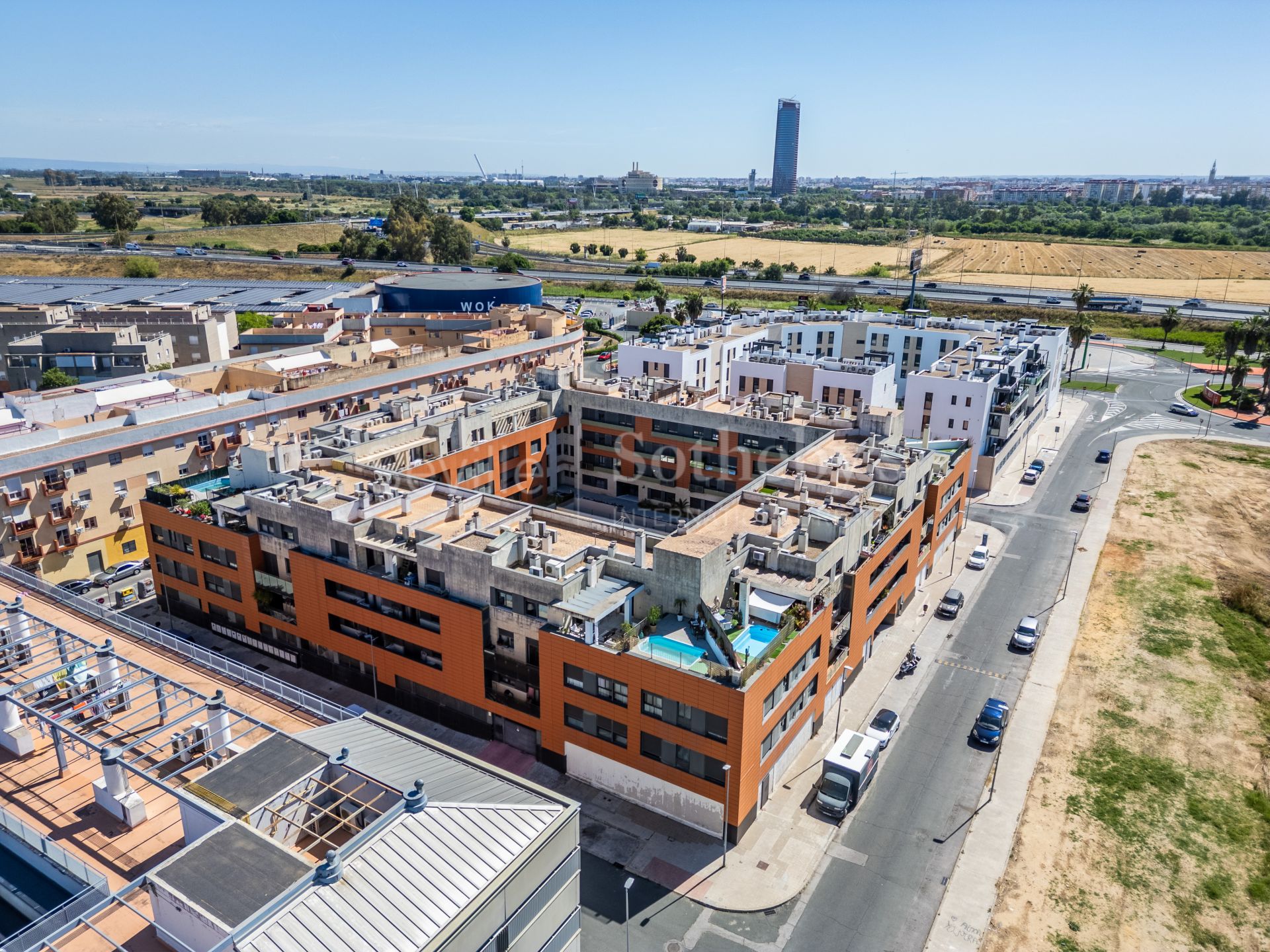 Ático con terraza y piscina privada en Camas