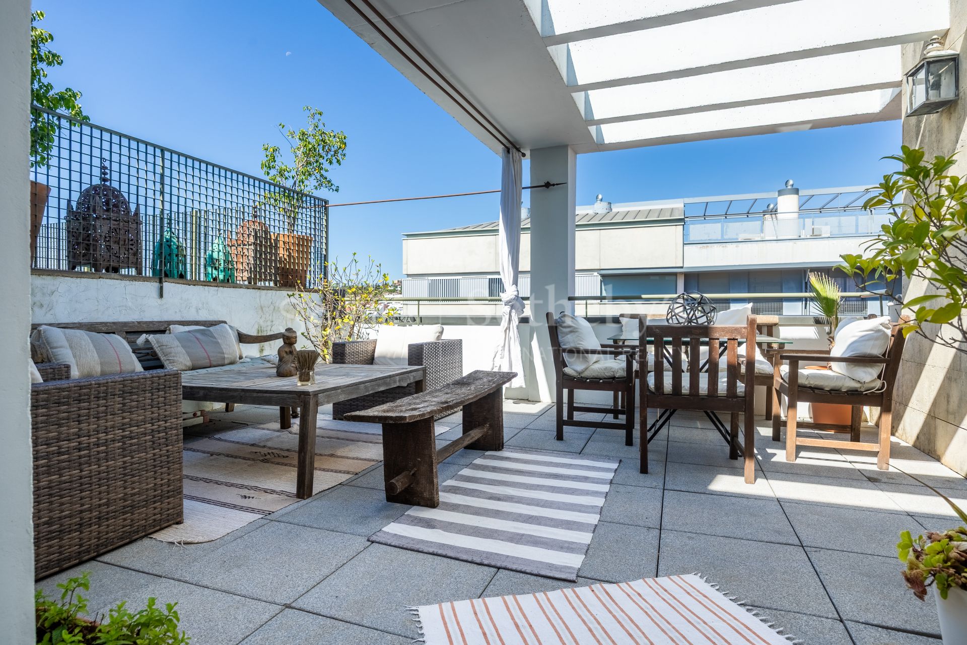 Ático con terraza y piscina privada en Camas