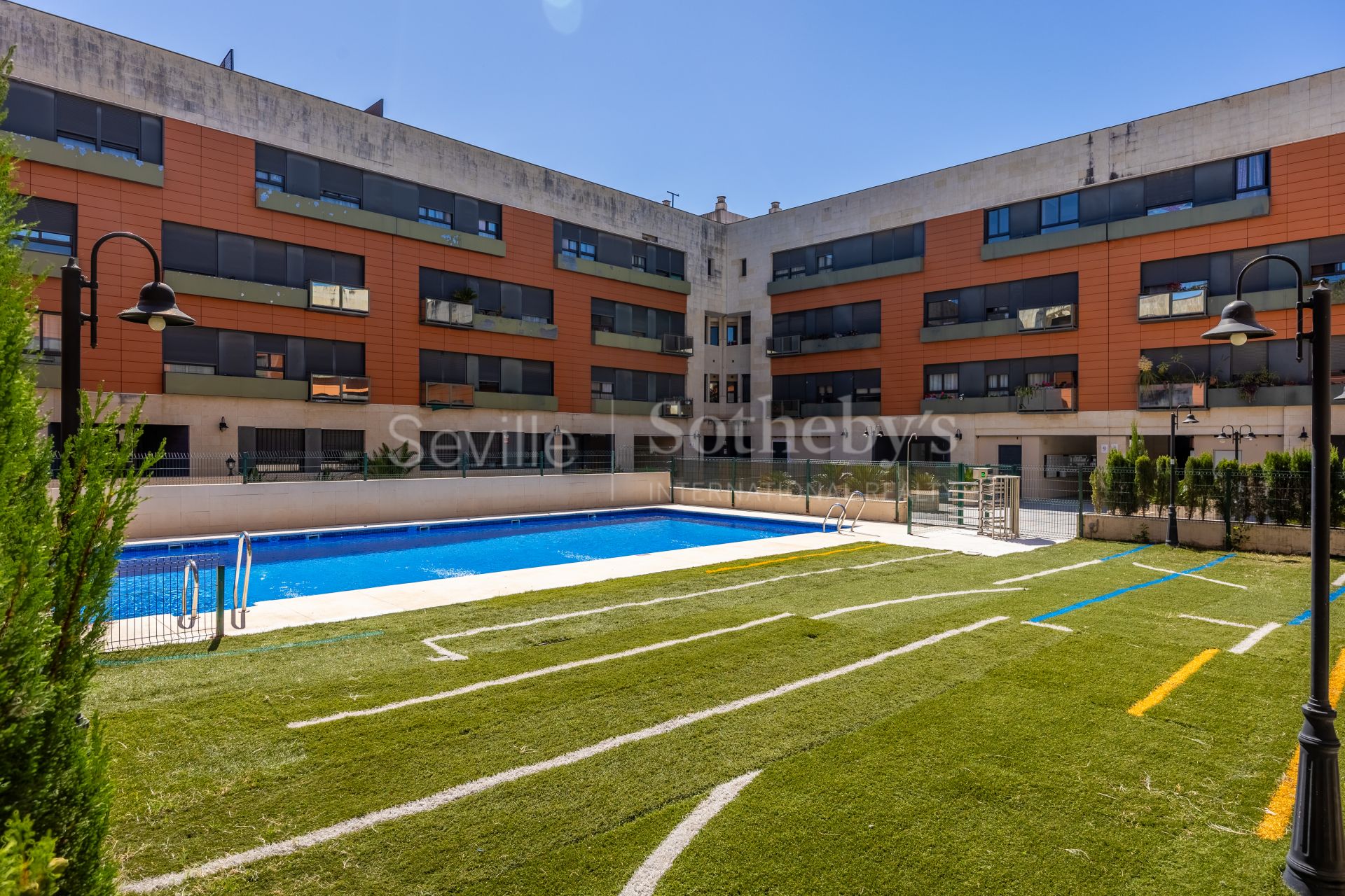 Ático con terraza y piscina privada en Camas
