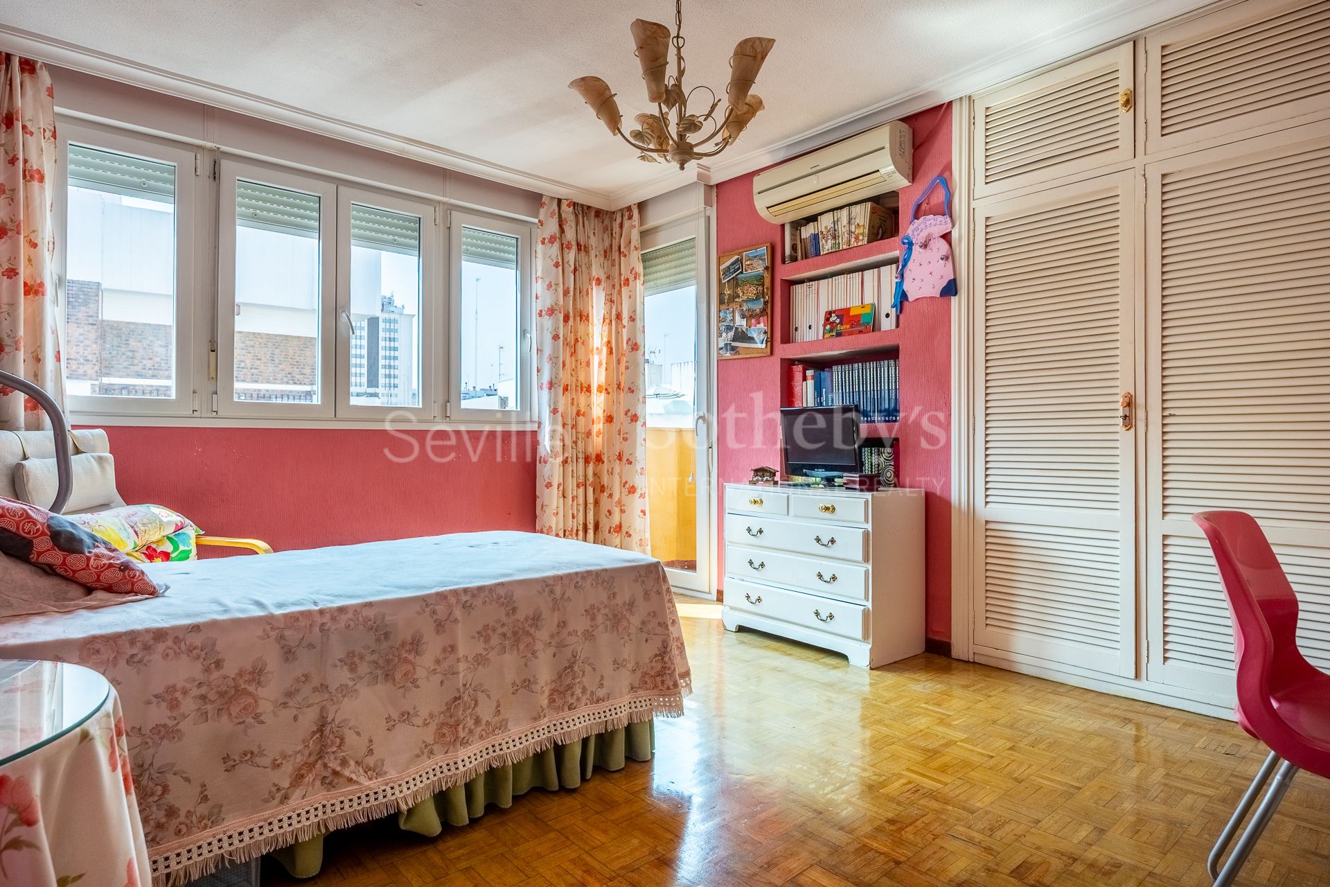 Penthouse with Large Private Terrace in the Heart of Triana