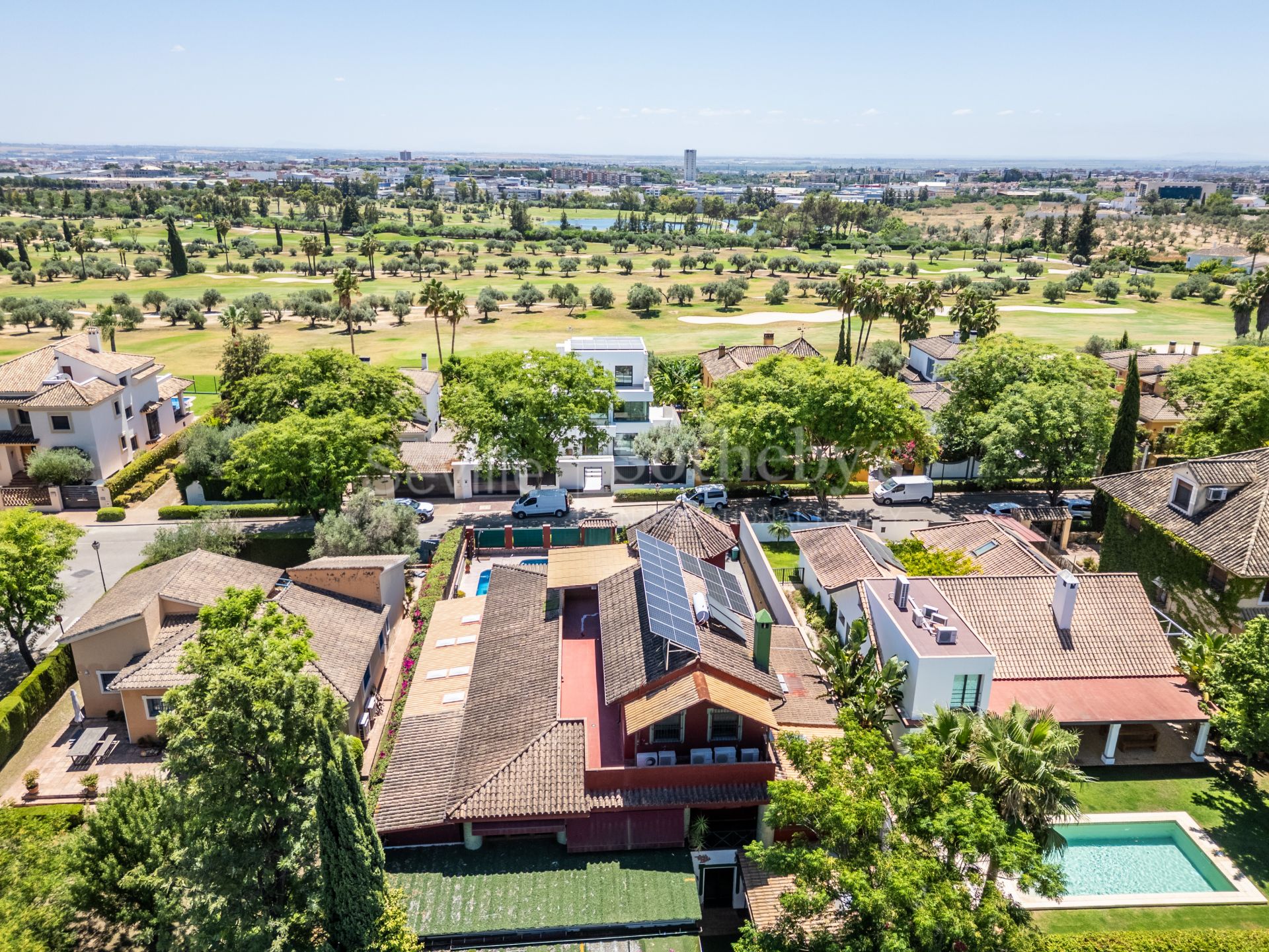 Chalet independiente con terraza, piscina y zona de ocio en El Zaudín