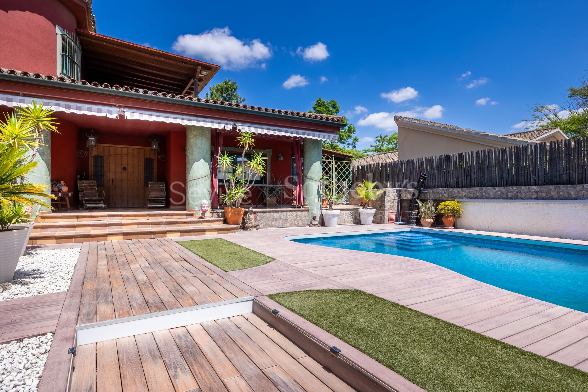 Chalet independiente con terraza, piscina y zona de ocio en El Zaudín