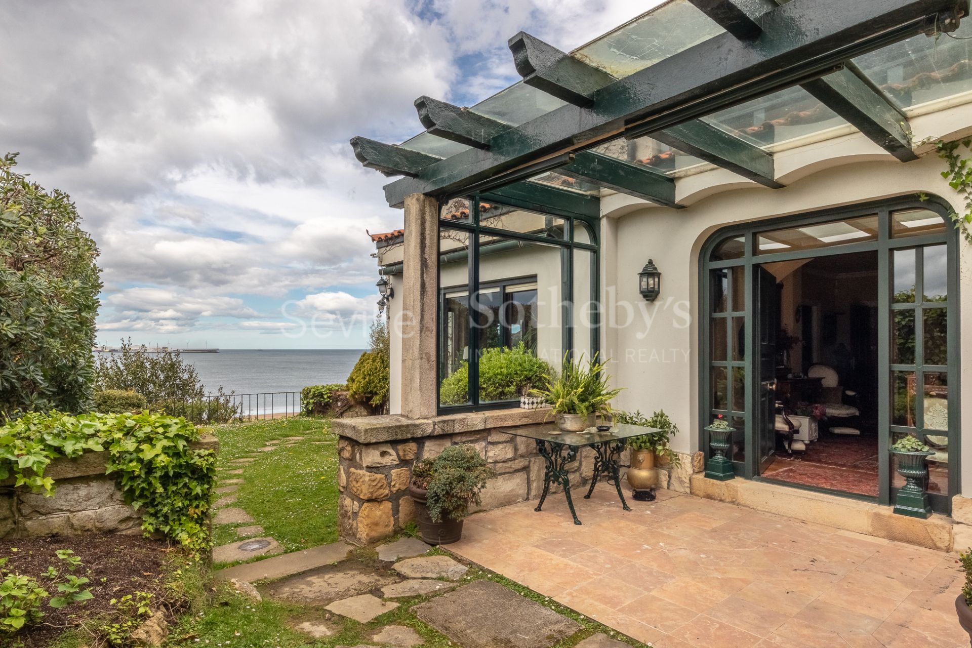 Stately residence on Ereaga Beach with panoramic sea views