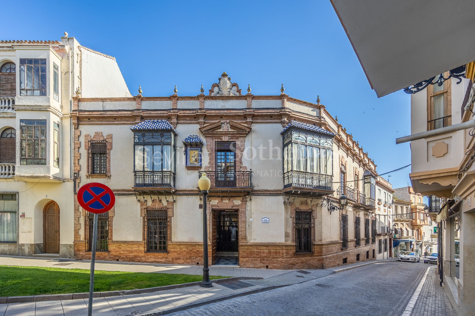 A Regionalist House in the Historic Center of Baena