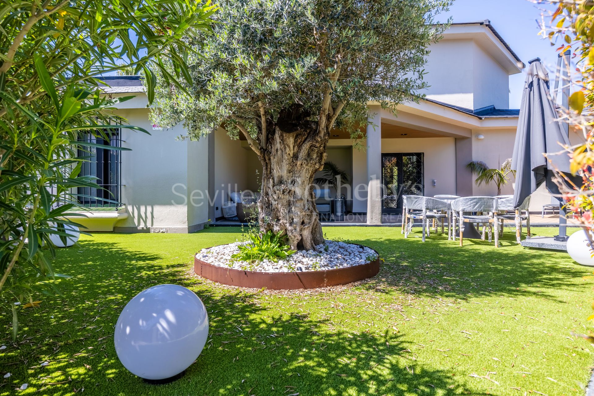 Exclusiva vivienda completamente reformada en la avenida principal de Vistahermosa
