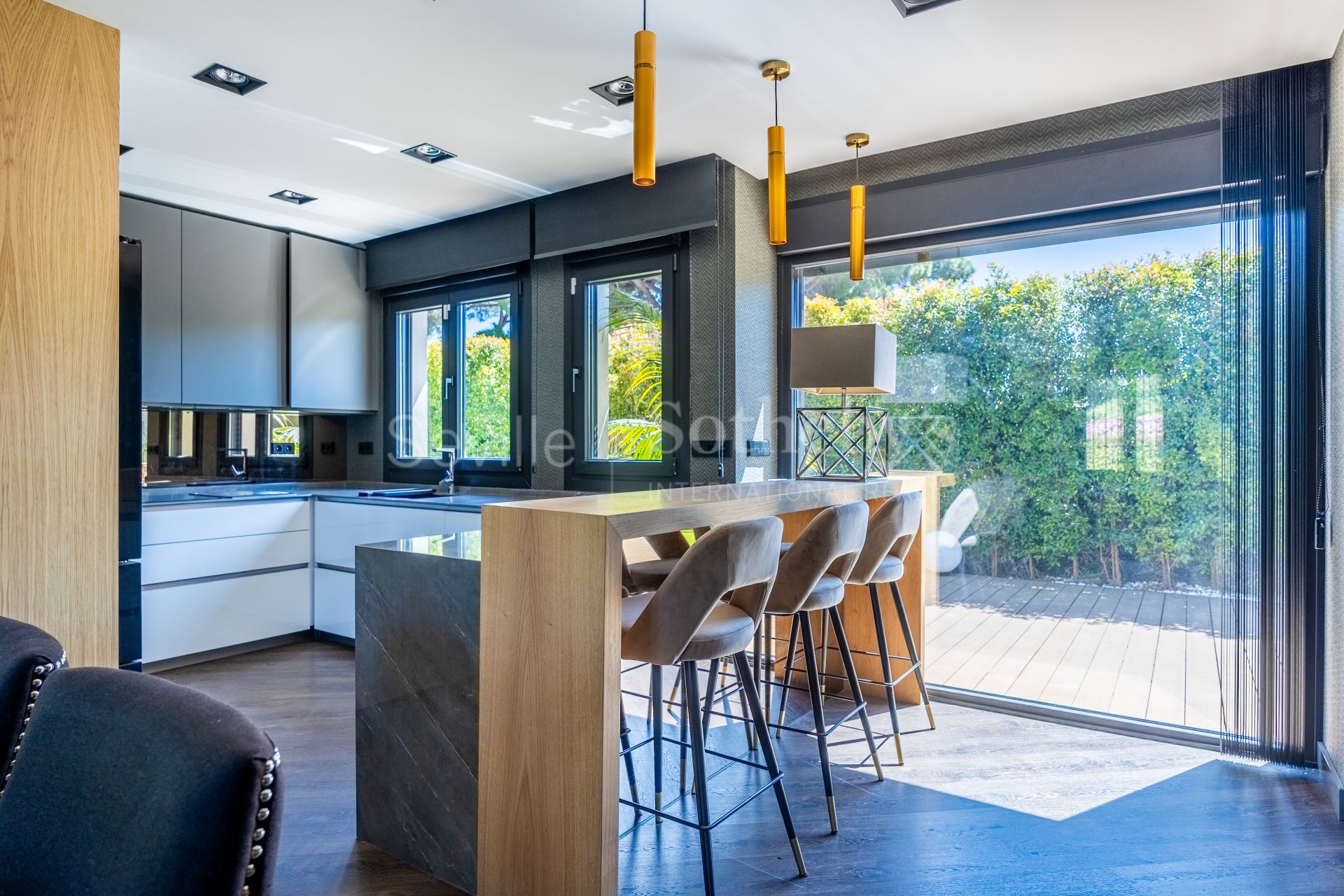 Exclusiva vivienda completamente reformada en la avenida principal de Vistahermosa