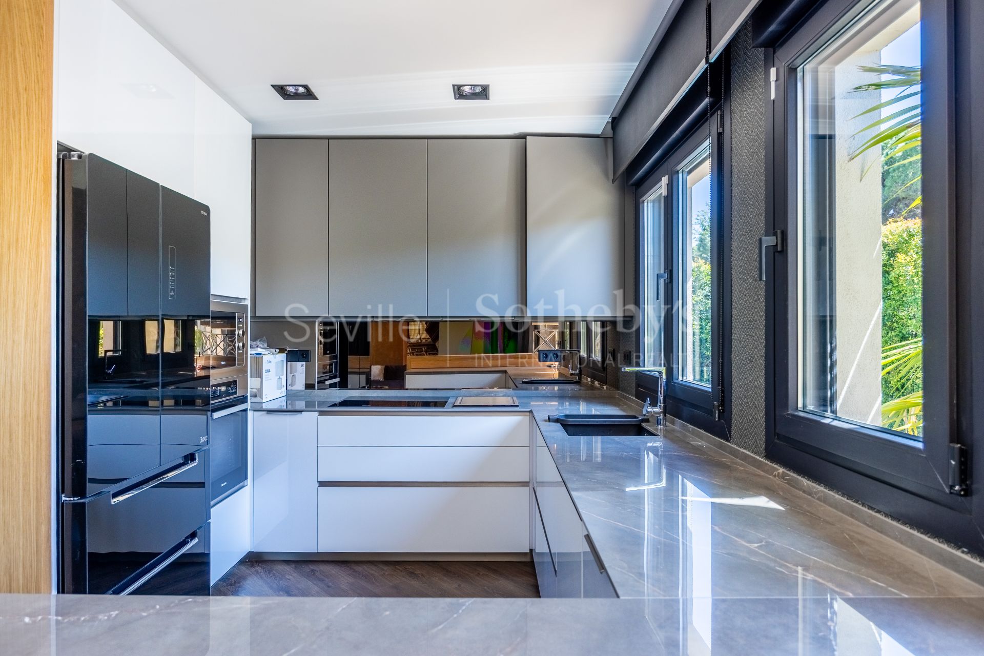 Exclusiva vivienda completamente reformada en la avenida principal de Vistahermosa