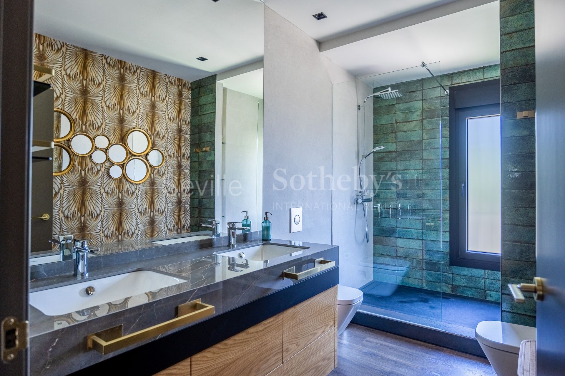 Exclusiva vivienda completamente reformada en la avenida principal de Vistahermosa