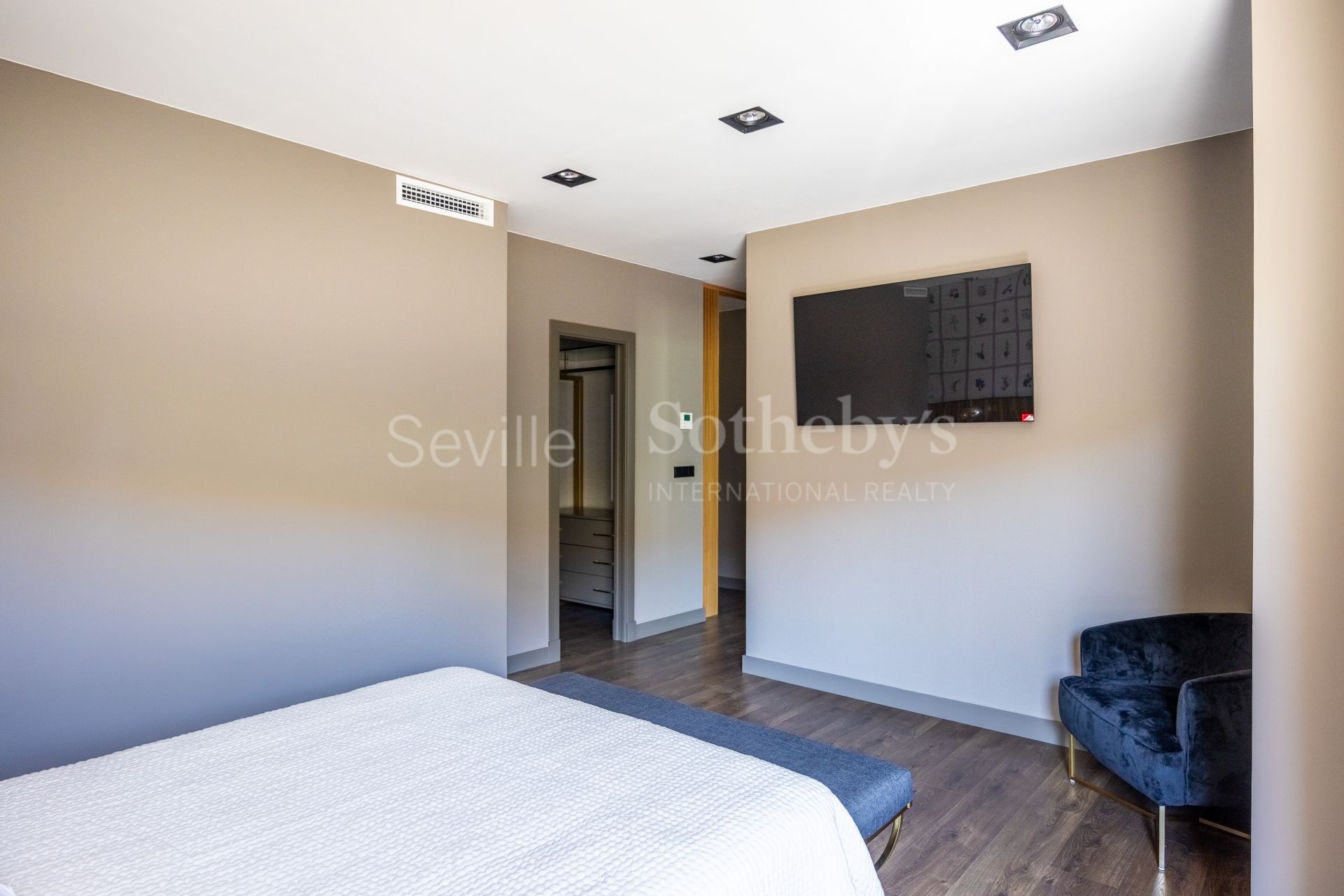 Exclusiva vivienda completamente reformada en la avenida principal de Vistahermosa