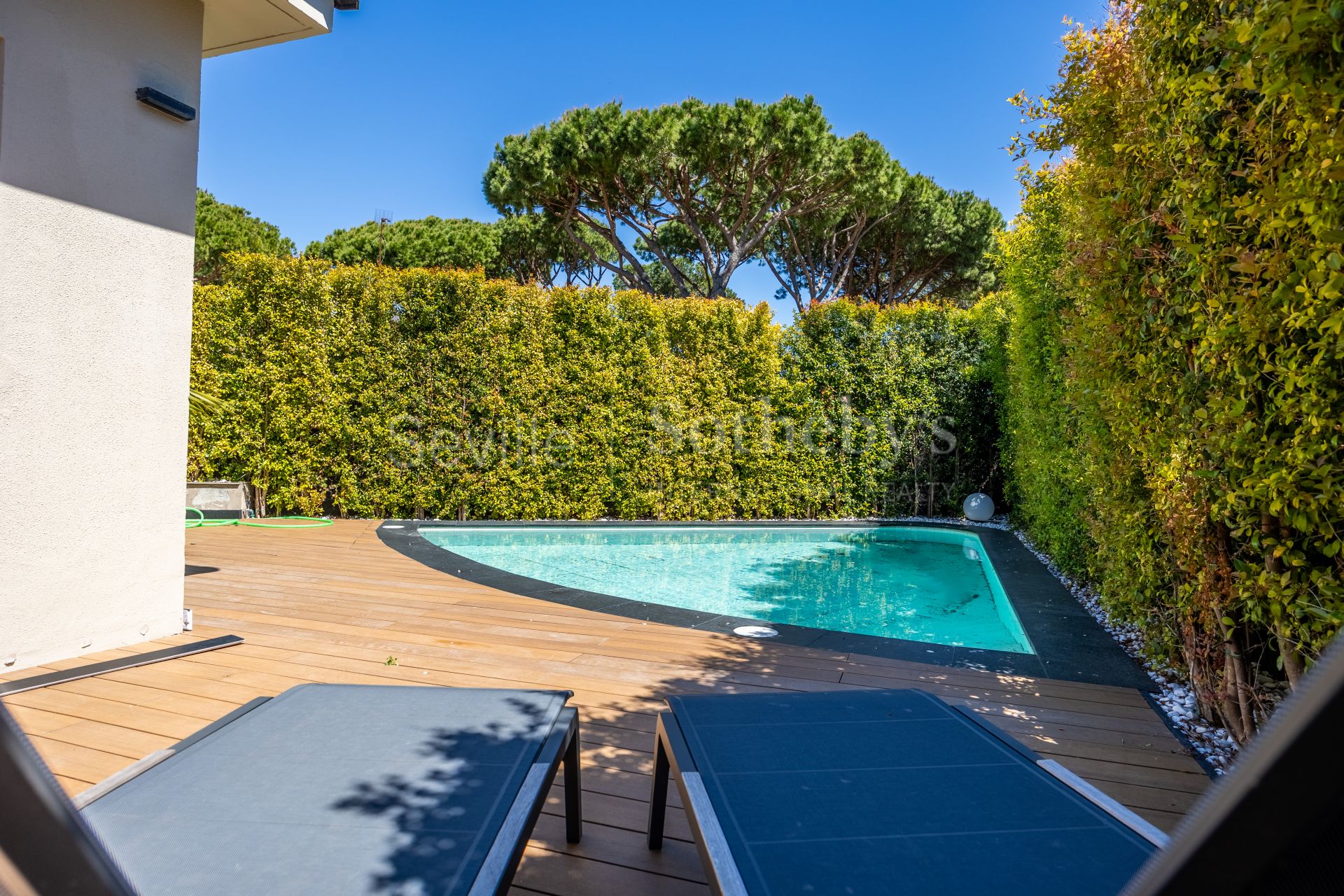 Exclusiva vivienda completamente reformada en la avenida principal de Vistahermosa