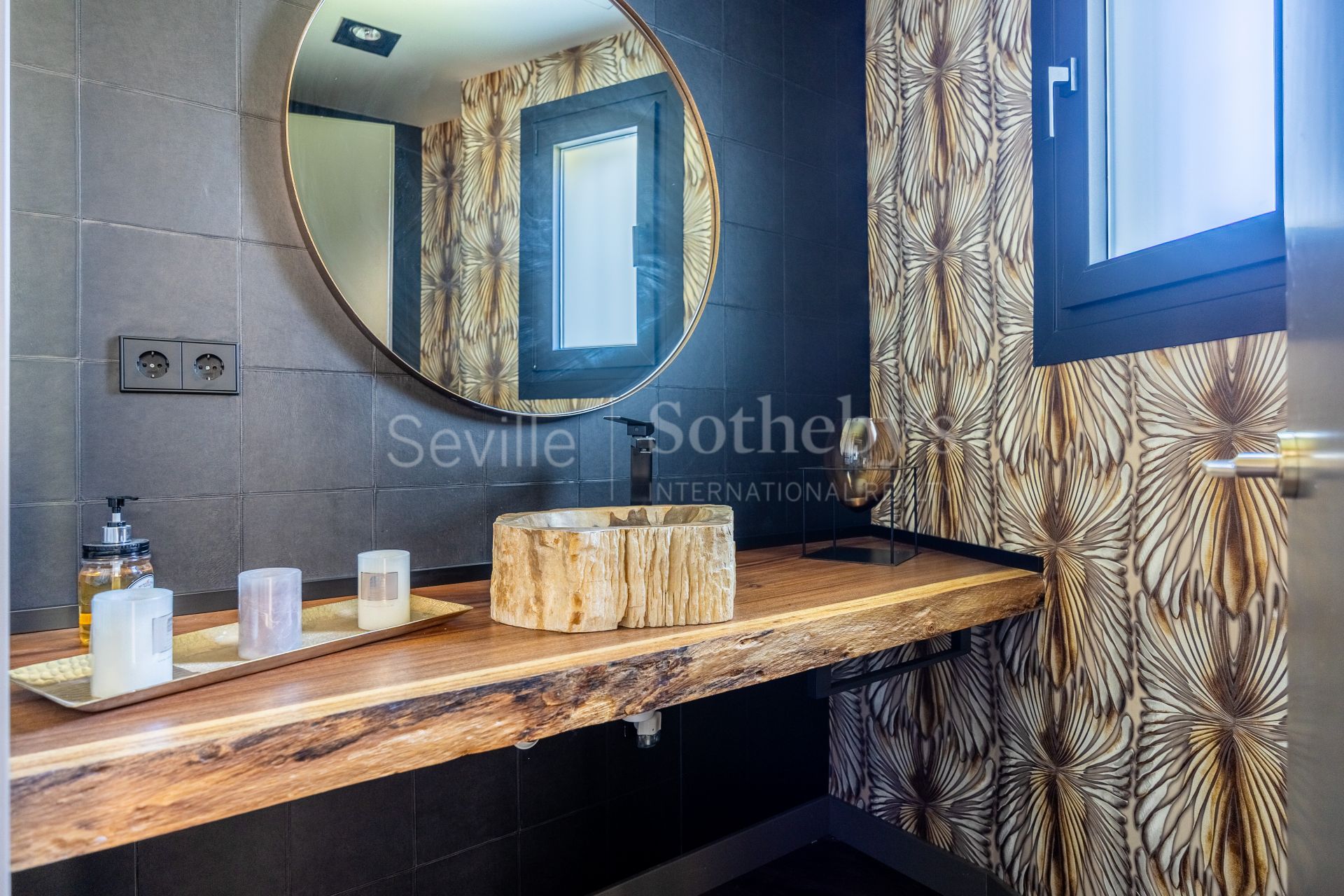 Exclusiva vivienda completamente reformada en la avenida principal de Vistahermosa