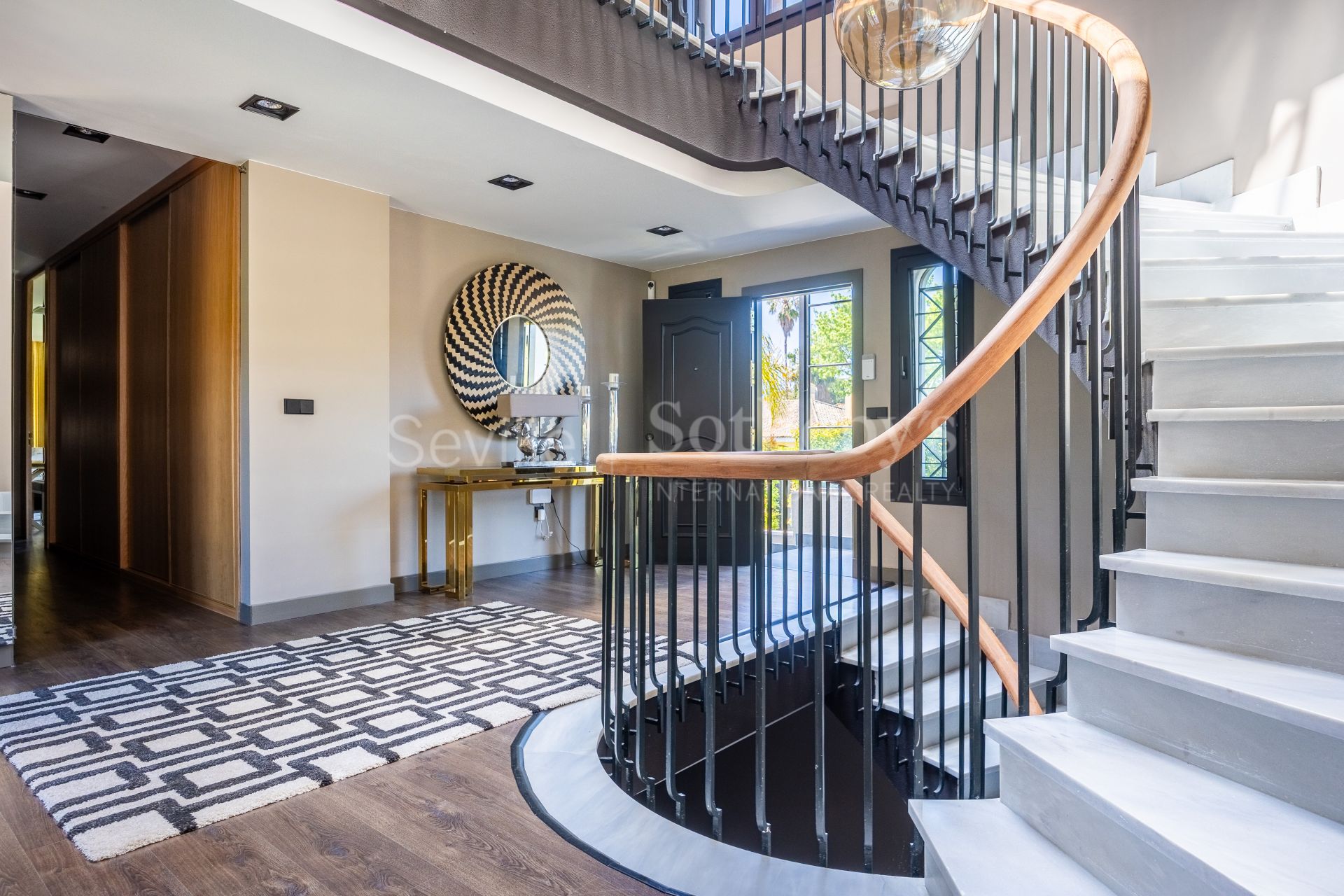 Exclusiva vivienda completamente reformada en la avenida principal de Vistahermosa