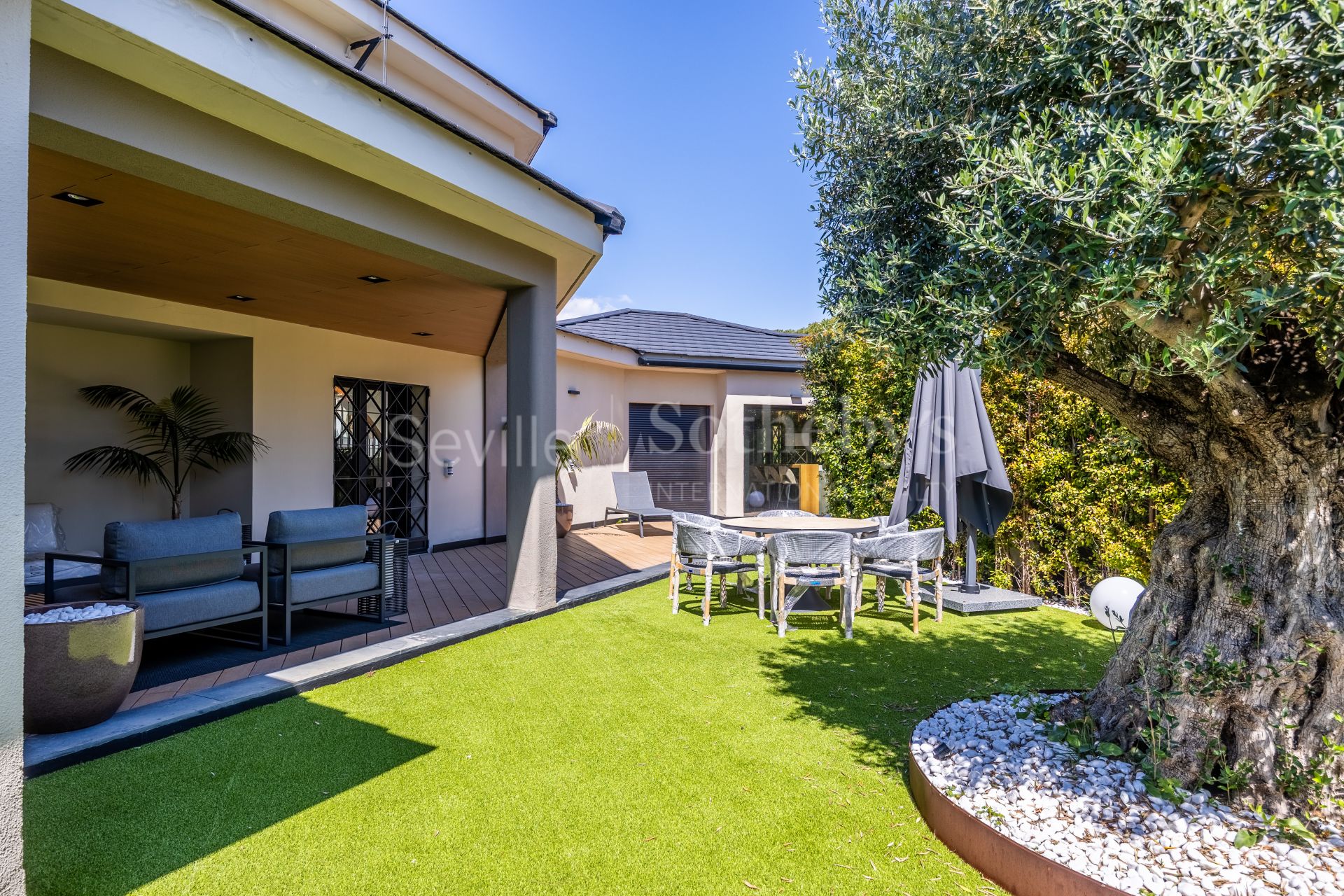 Exclusiva vivienda completamente reformada en la avenida principal de Vistahermosa