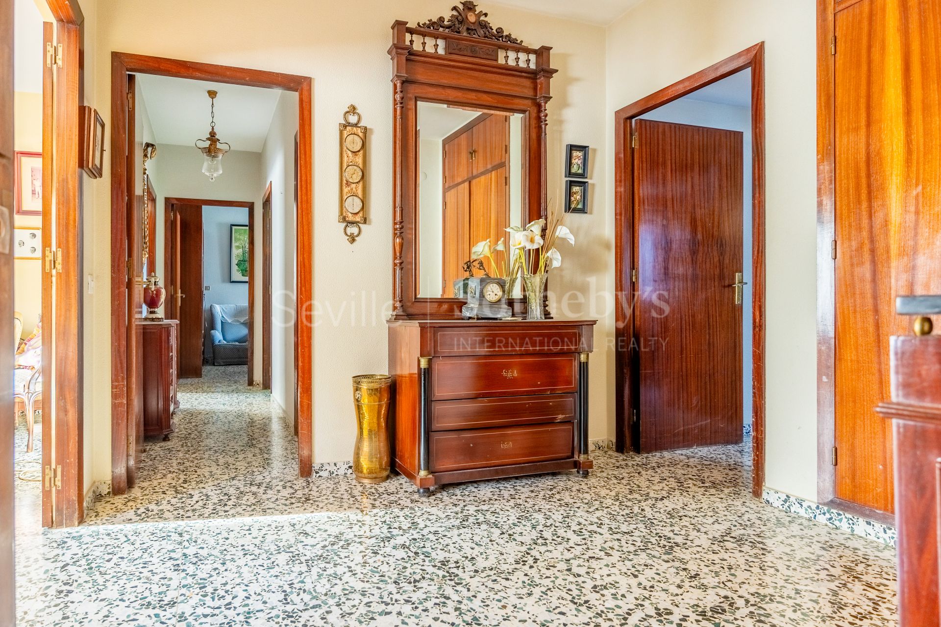 Five-room property in Seville's historic center and parking place